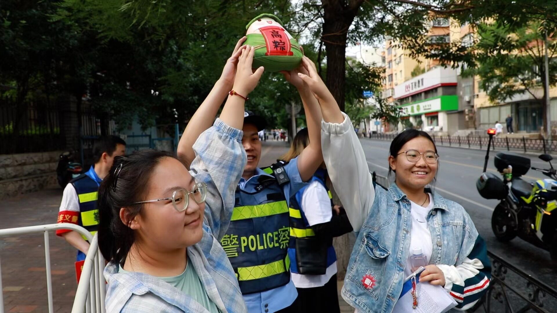 铁东区温情服务，助力高考。