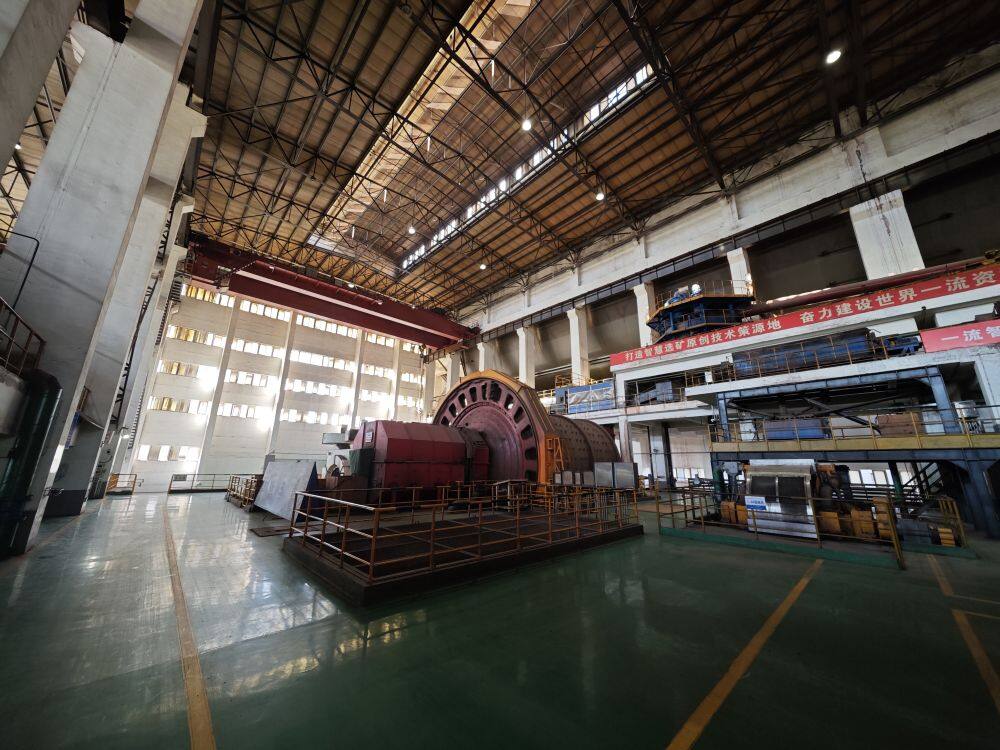 6月15日，关宝山矿山磨磁黑灯工厂里正在运转的球磨机。新华社记者李钢 摄