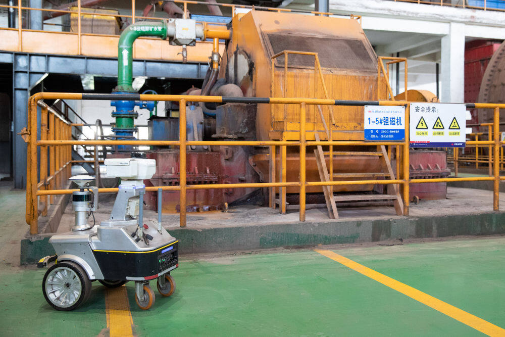 这是6月15日在辽宁省鞍山市鞍钢集团关宝山矿业有限公司磨磁黑灯工厂内拍摄的智能巡检机器人。新华社记者李旭伦 摄