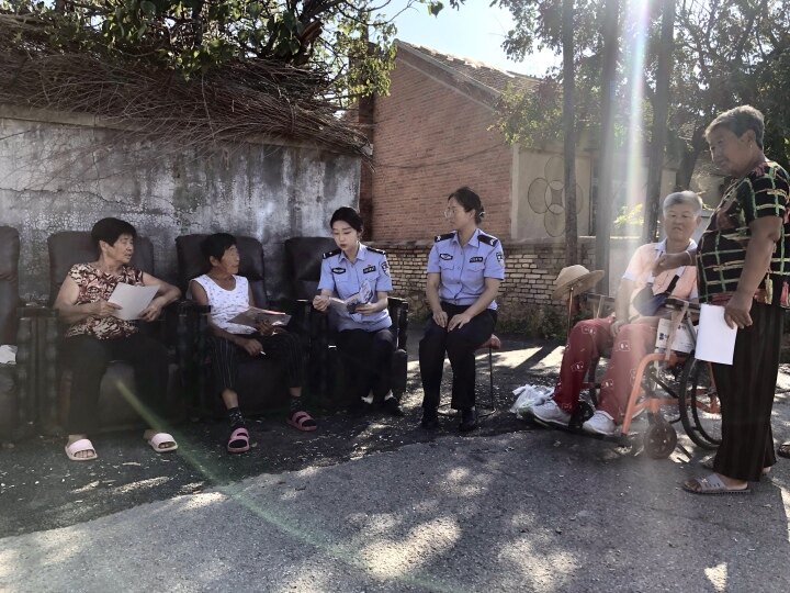汤泉枫桥女警中队在工作中