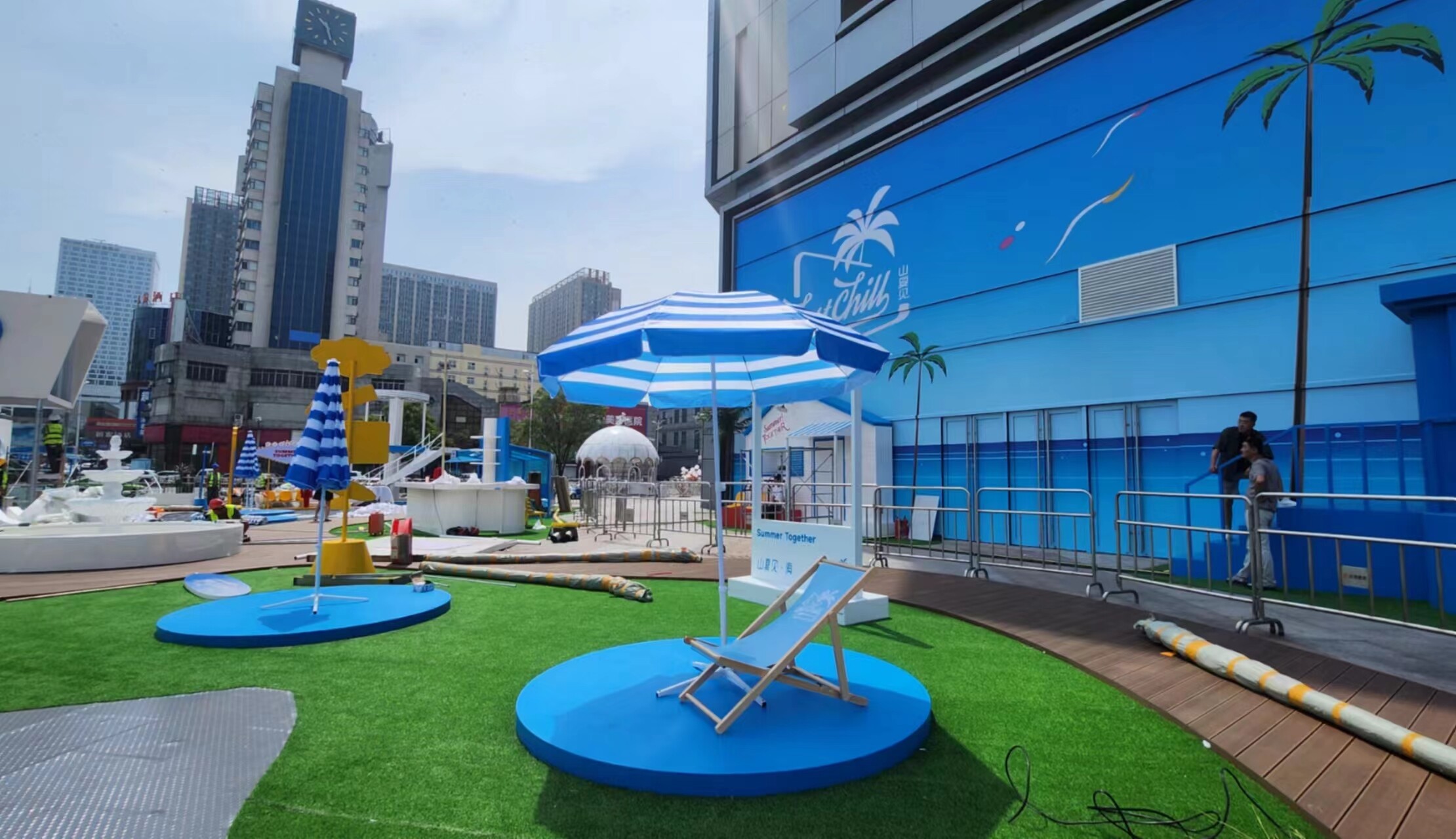 “山夏见·海”主题街区正在搭建中。