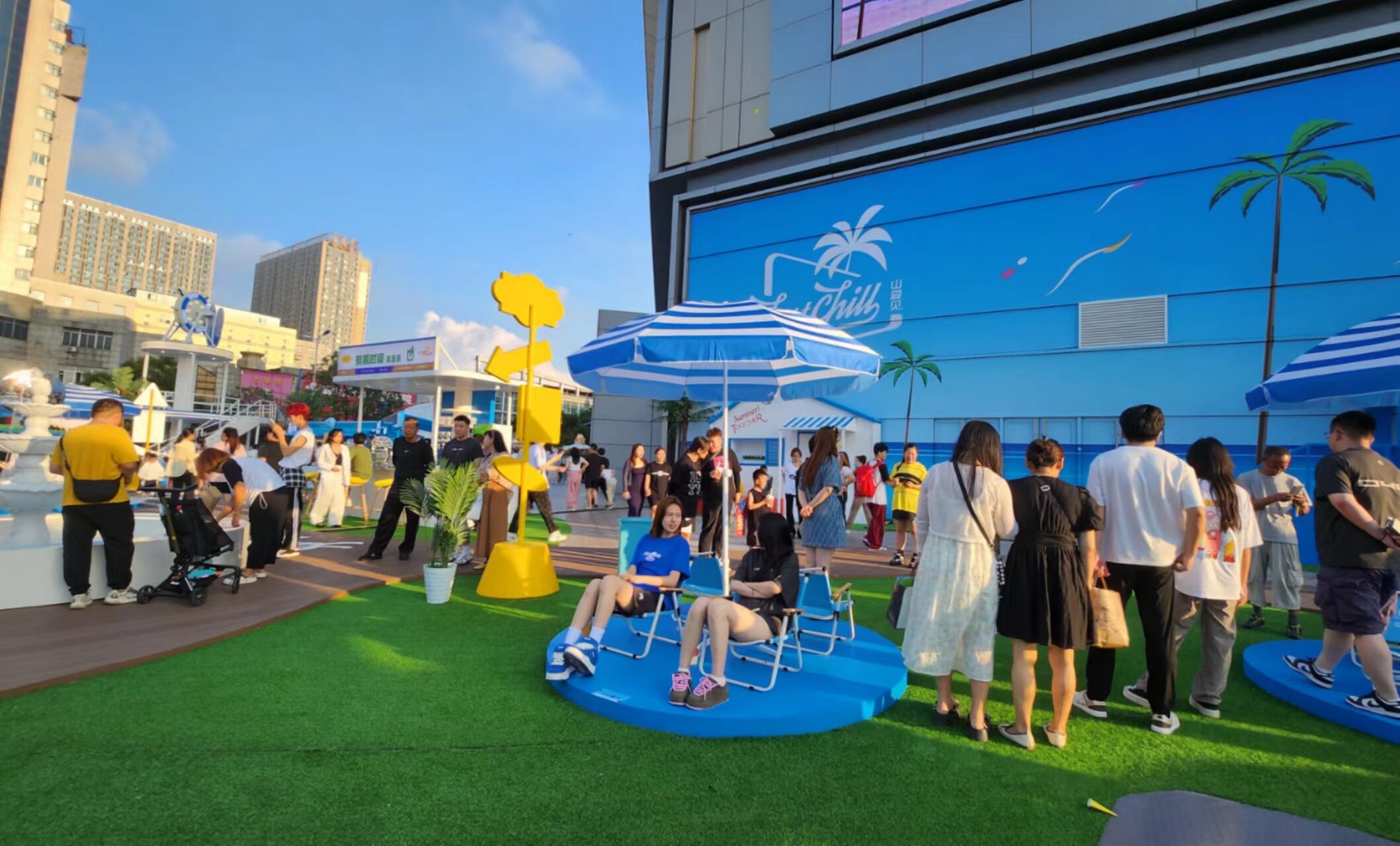“山夏见·海”复古夏日主题街区。