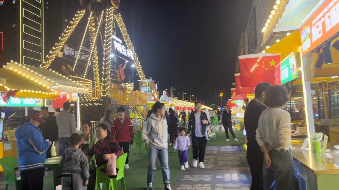 夜市热闹非凡。