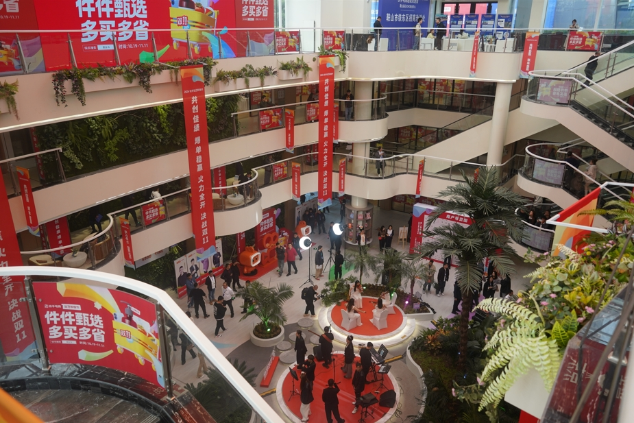 钻石SOHO商业中心快手电商产业基地装饰一新（央广网发 康禹祺 摄）