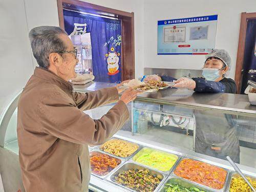 来社区食堂吃饭的刘玉平。