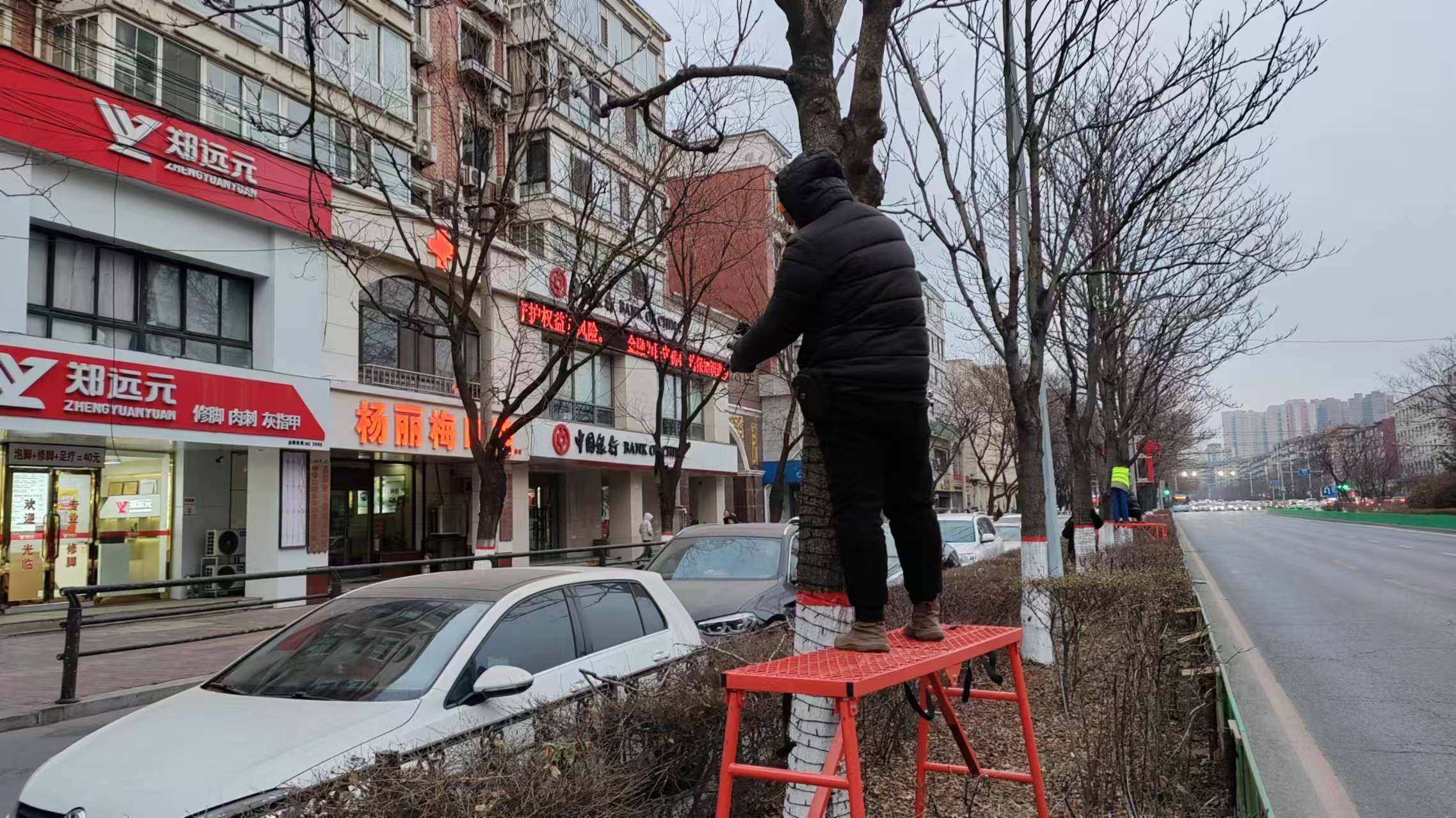 绚丽多彩的节日亮化工程，营造浓厚的节日氛围。