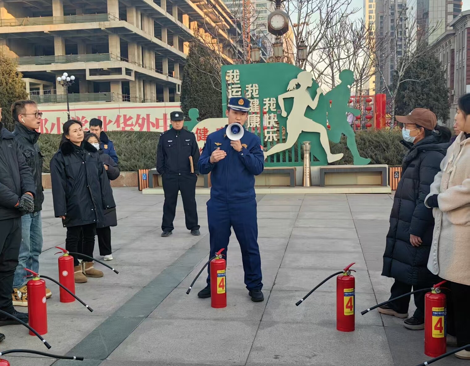 对站前广场烟花爆竹燃放点位进行安全生产、消防安全联合演练。