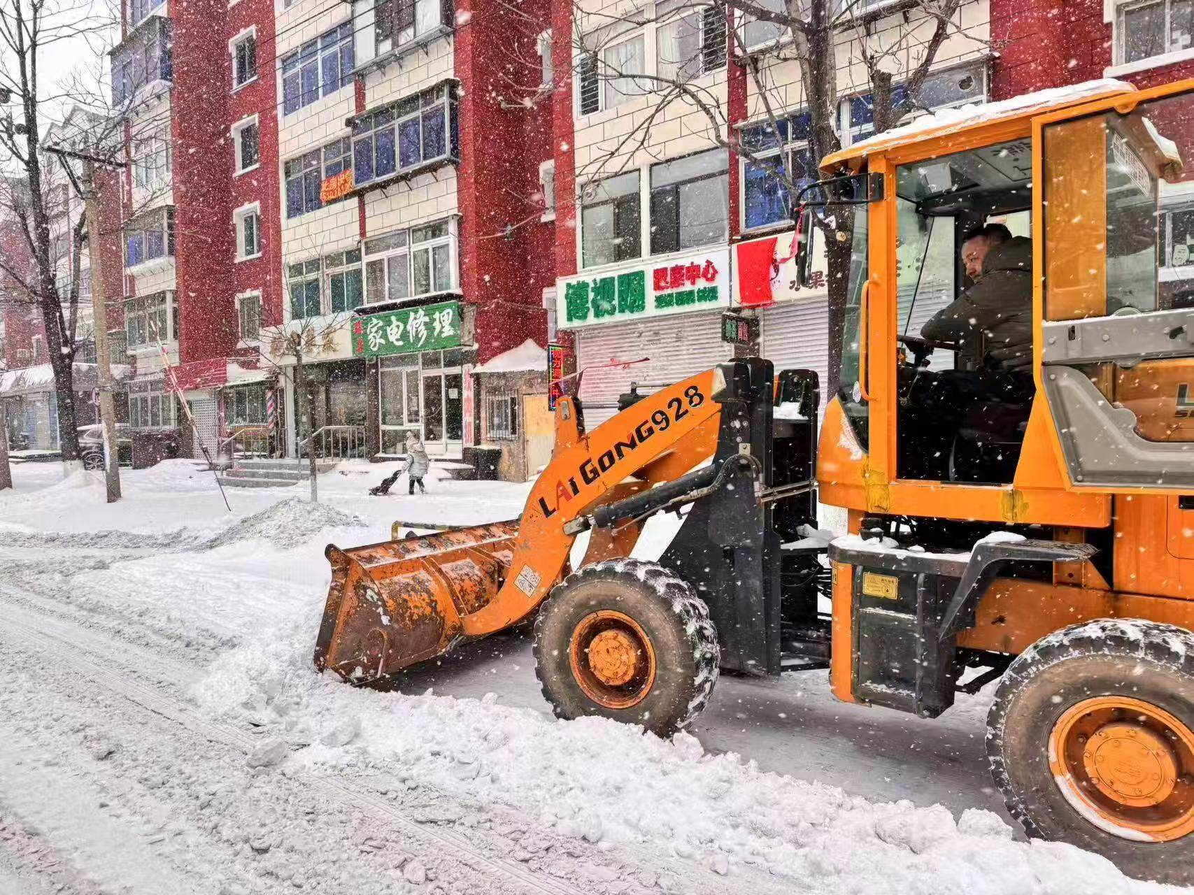 繁荣街道除运雪。