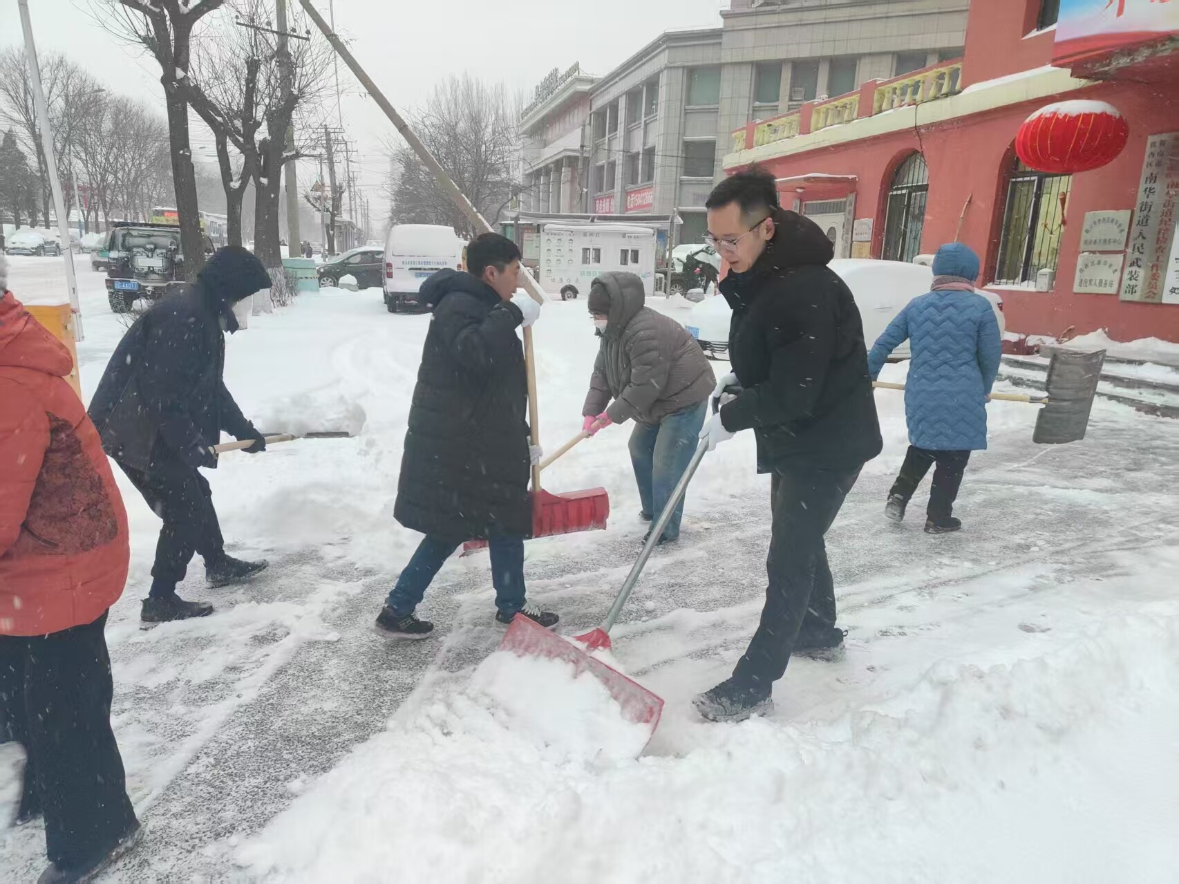 南华街道除运雪。