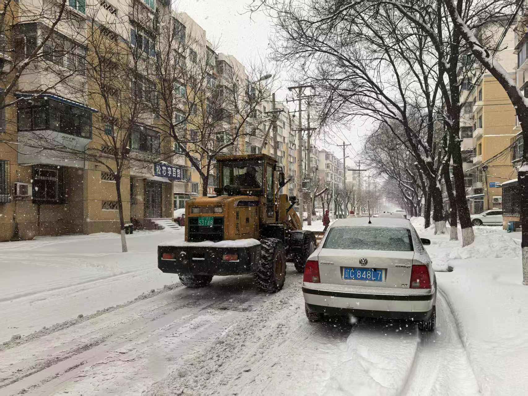 大陆街道除运雪。