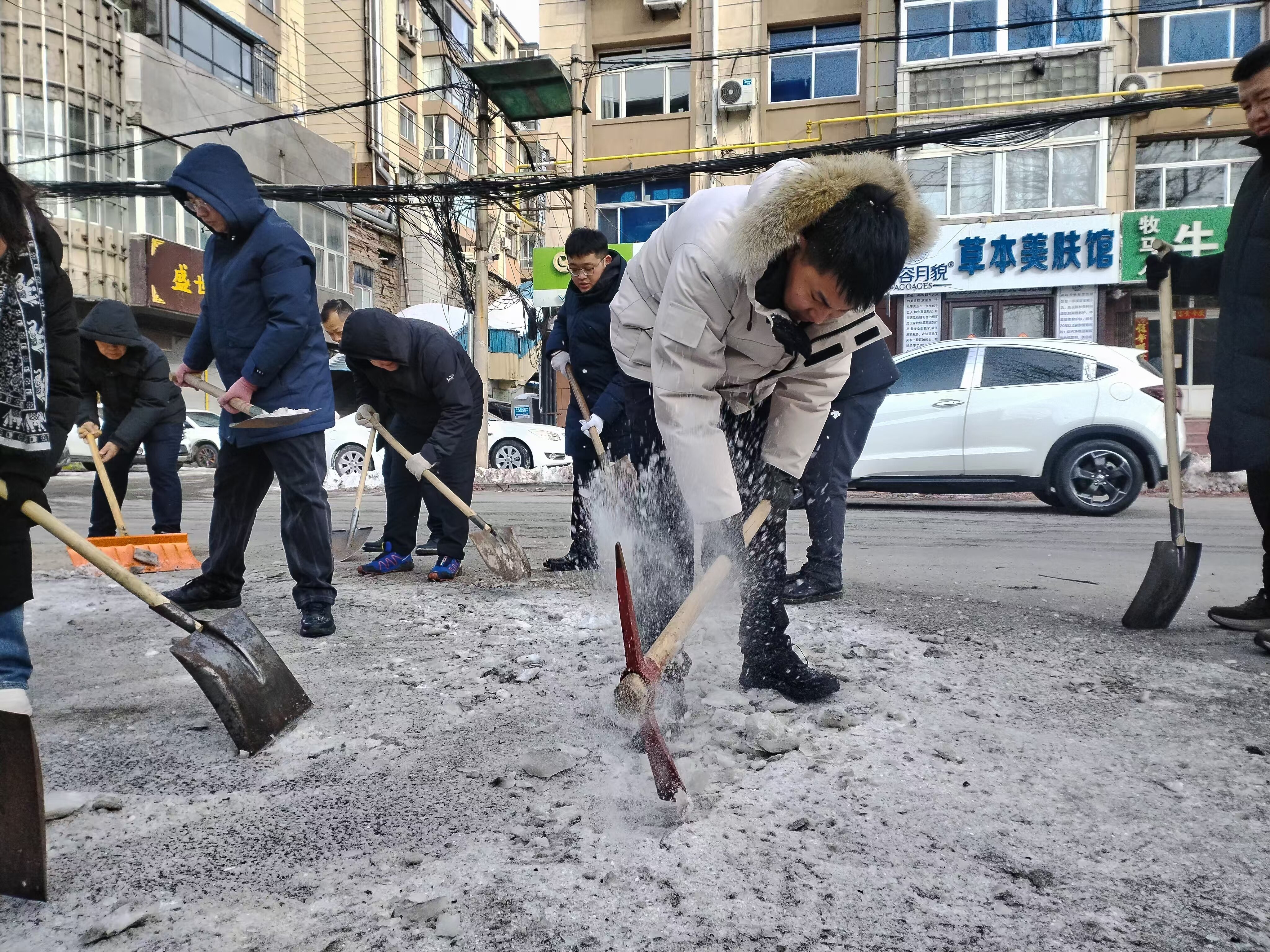 全员参与，共清积雪。