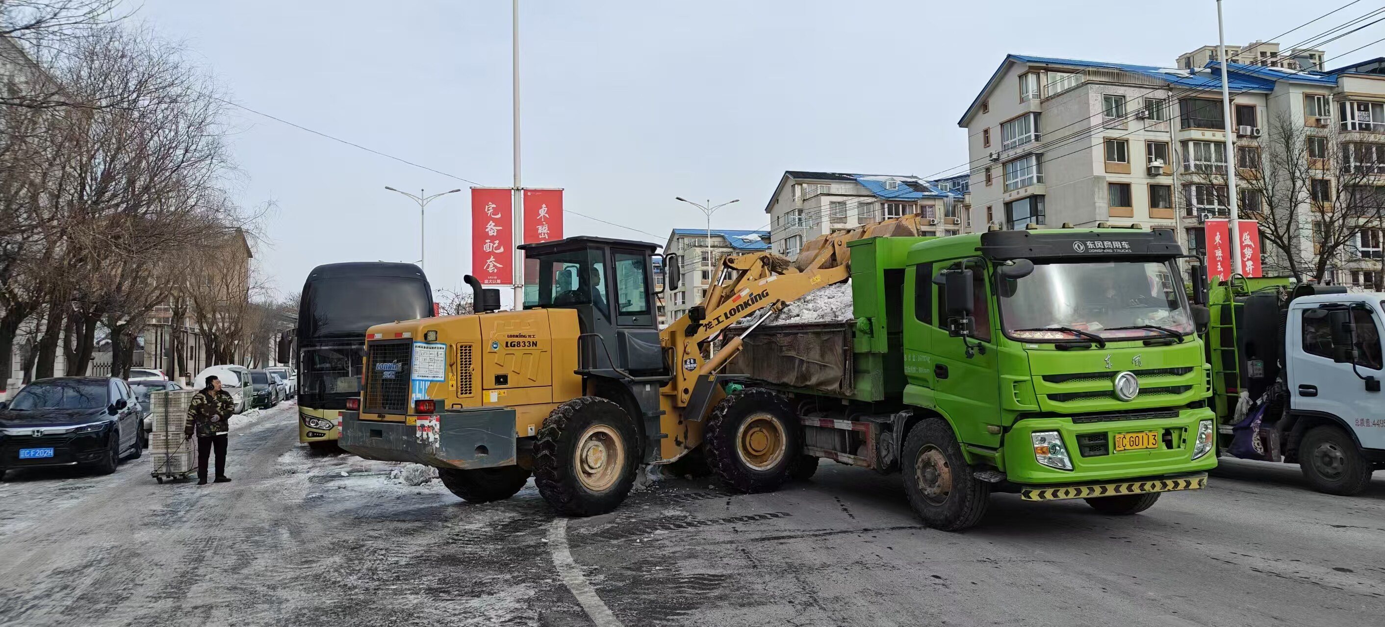 全员参与，共清积雪。