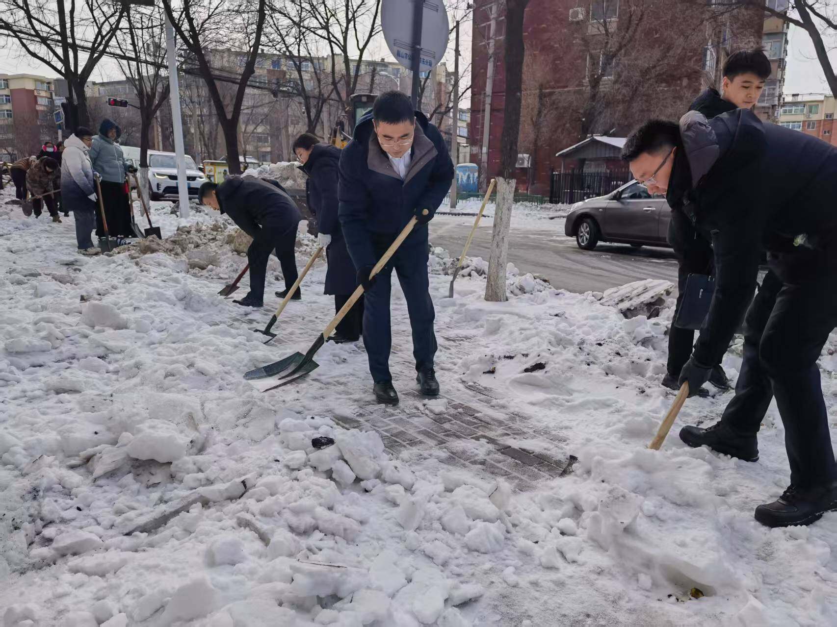 全员参与，共清积雪。