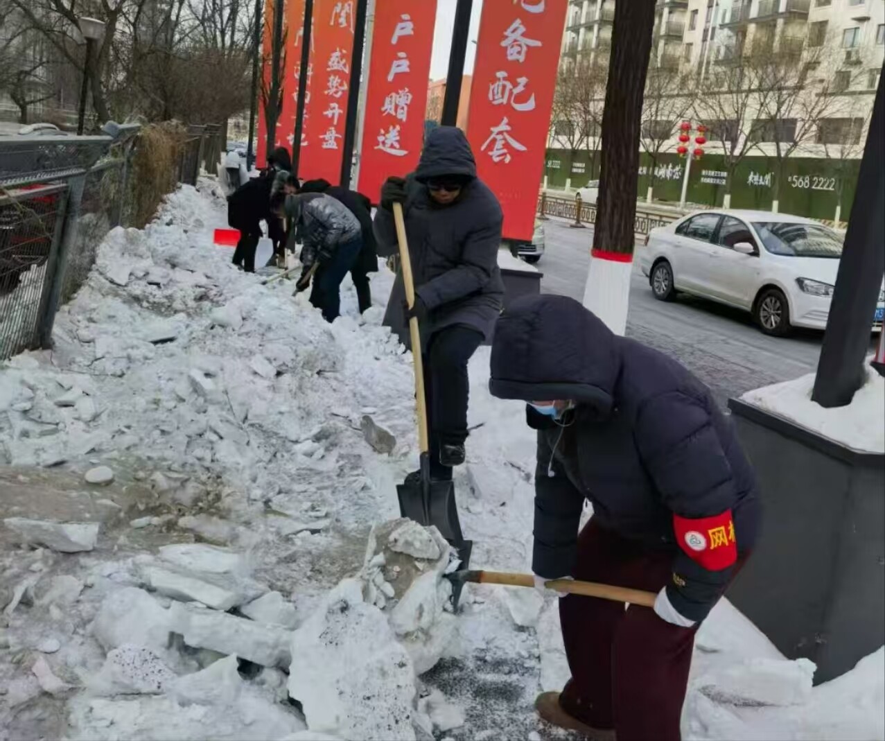 全员参与，共清积雪。