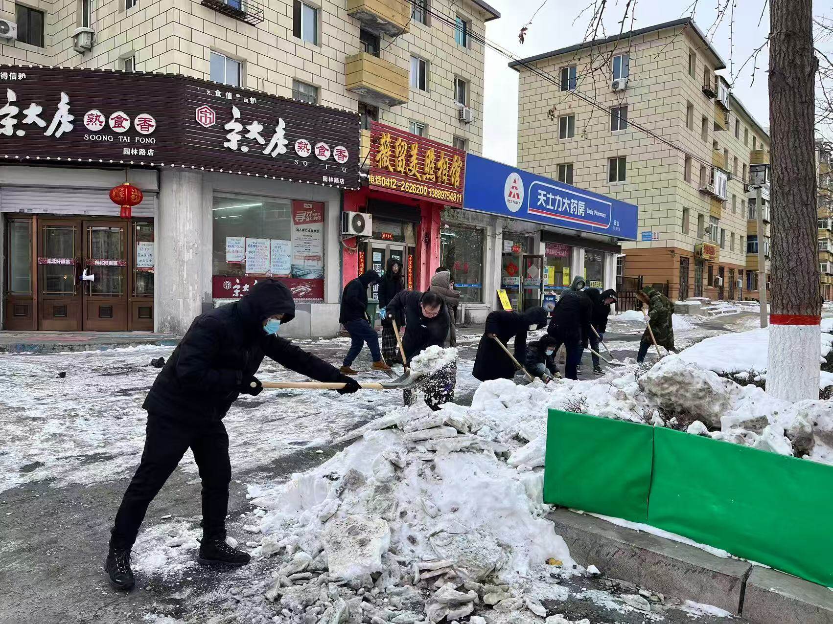 全员参与，共清积雪。