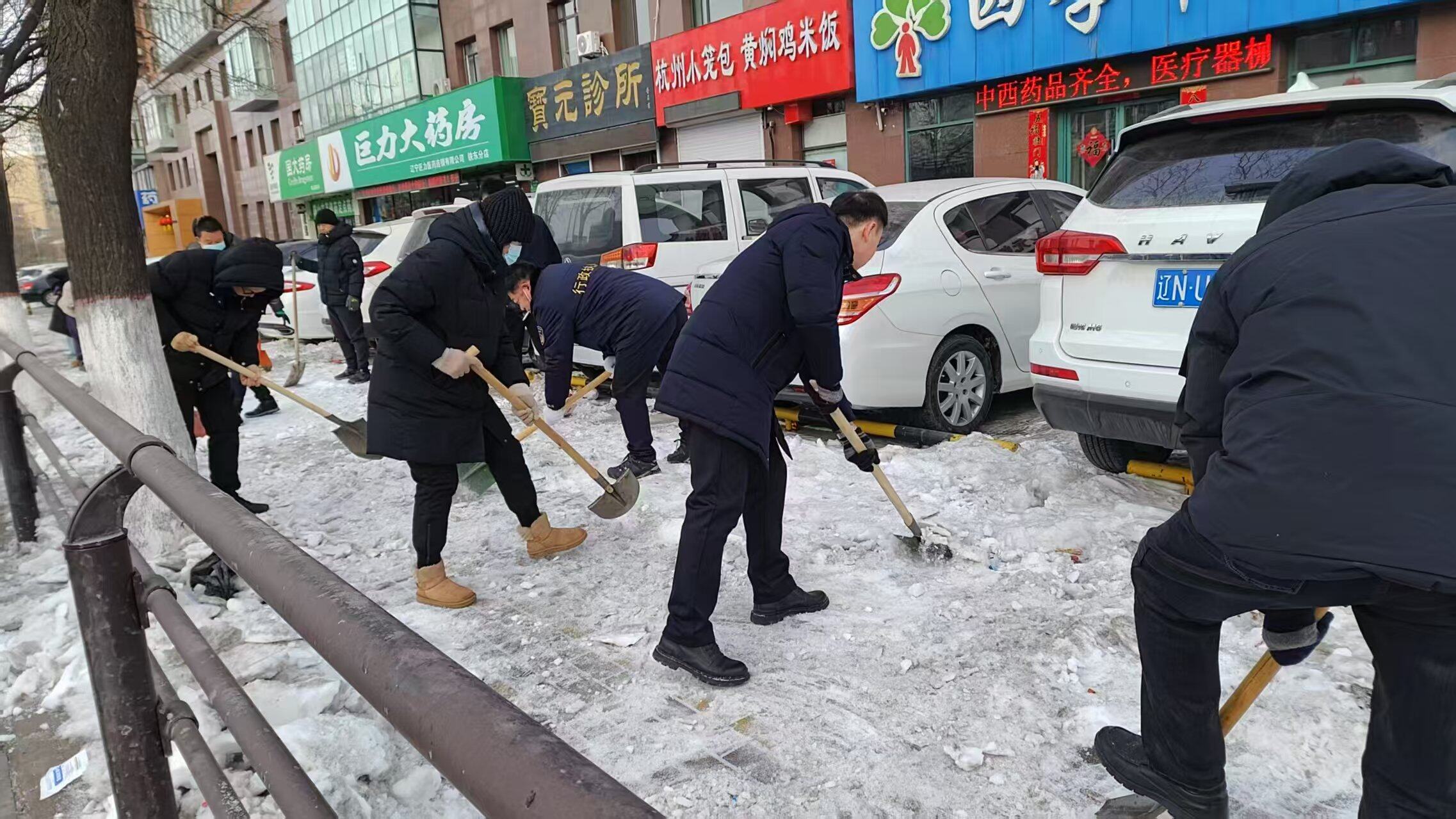 全员参与，共清积雪。