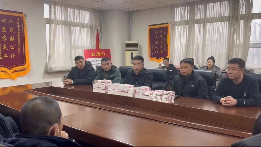 市人社局局长何可可主持农民工工资发放仪式。