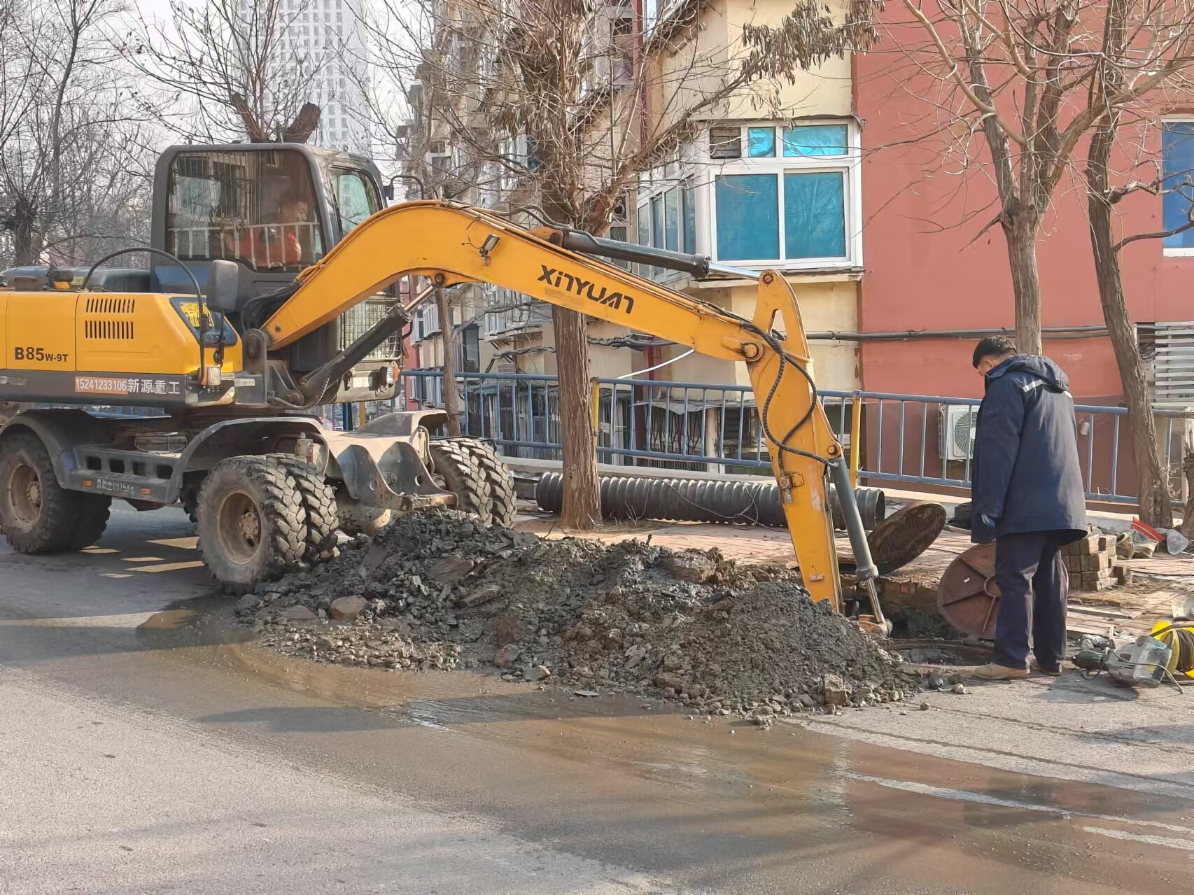 疏通排水管，解决污水外溢问题。