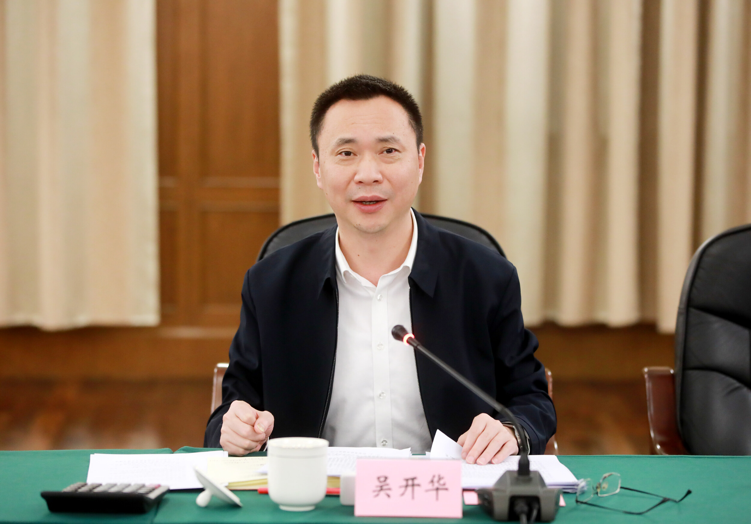 市委副书记、市长吴开华出席座谈会并讲话。