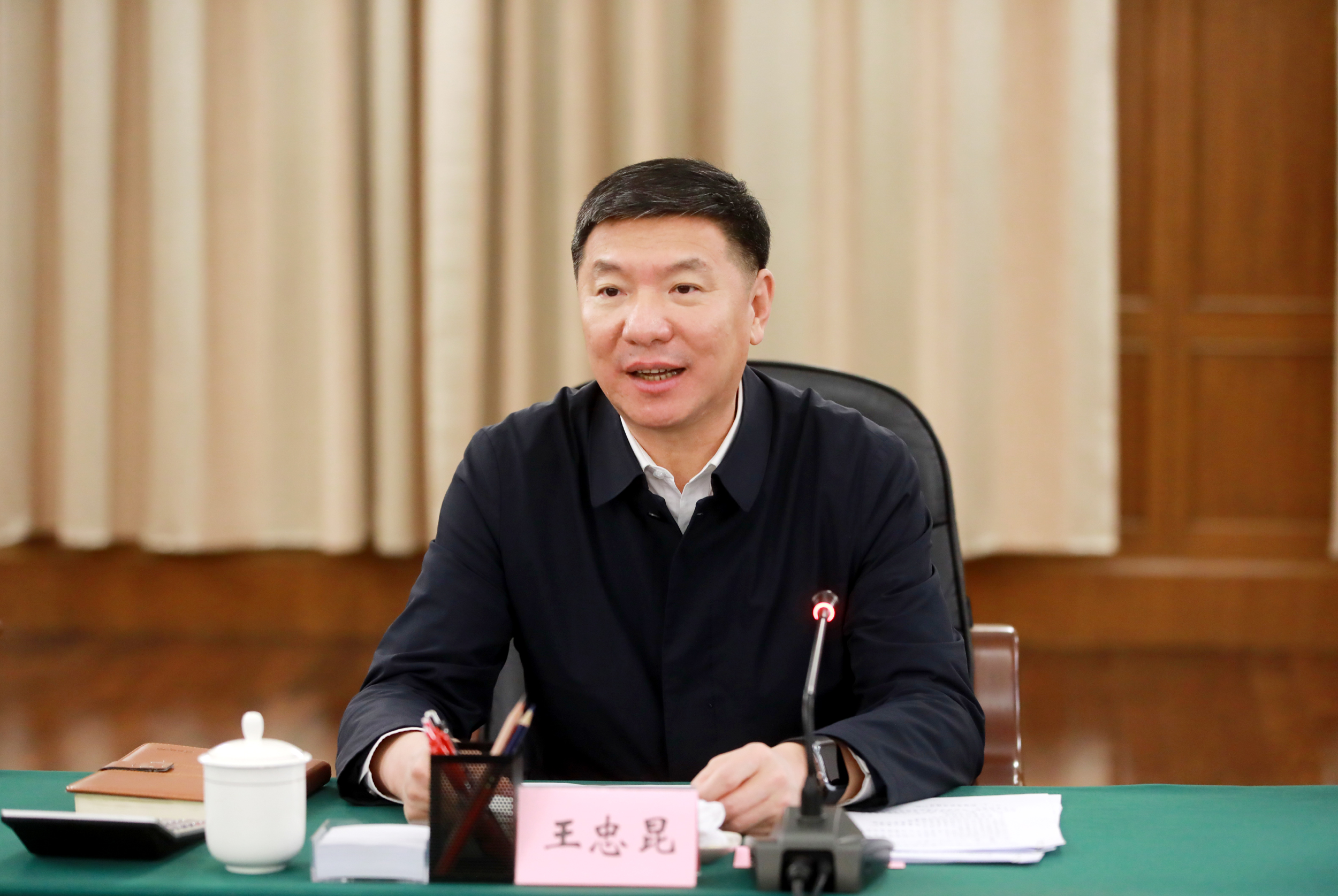 市委书记王忠昆主持座谈会并讲话。