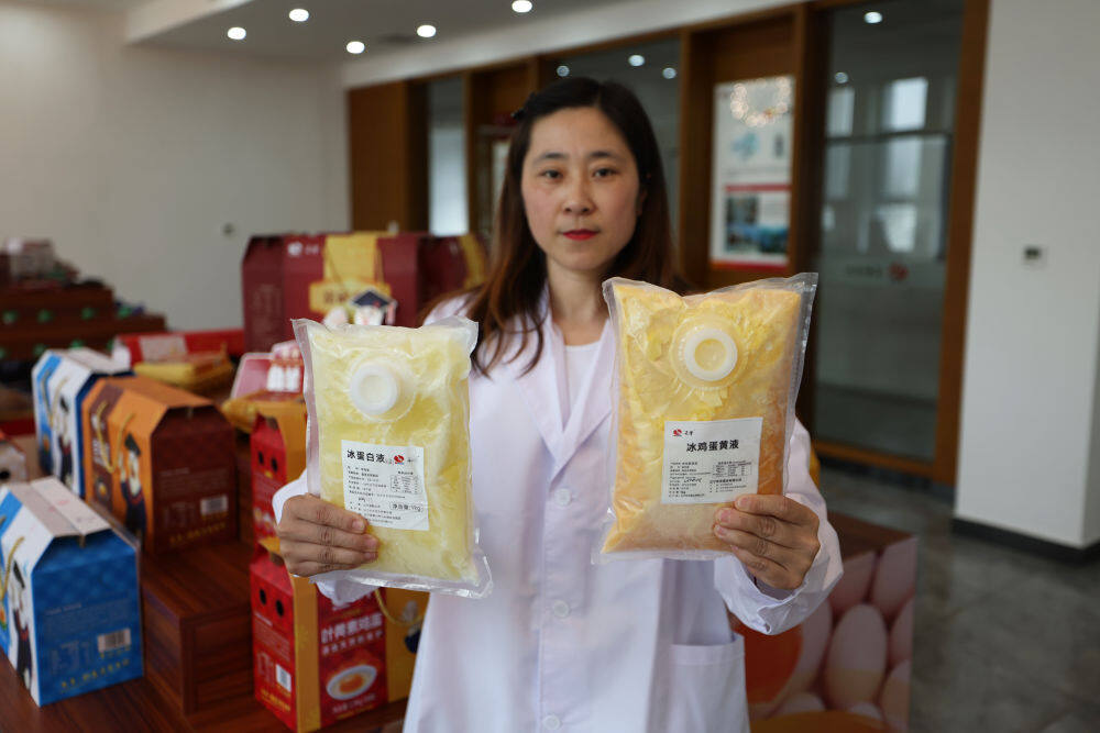 3月11日在辽宁禾丰蛋业有限公司拍摄的冷冻鸡蛋液产品。