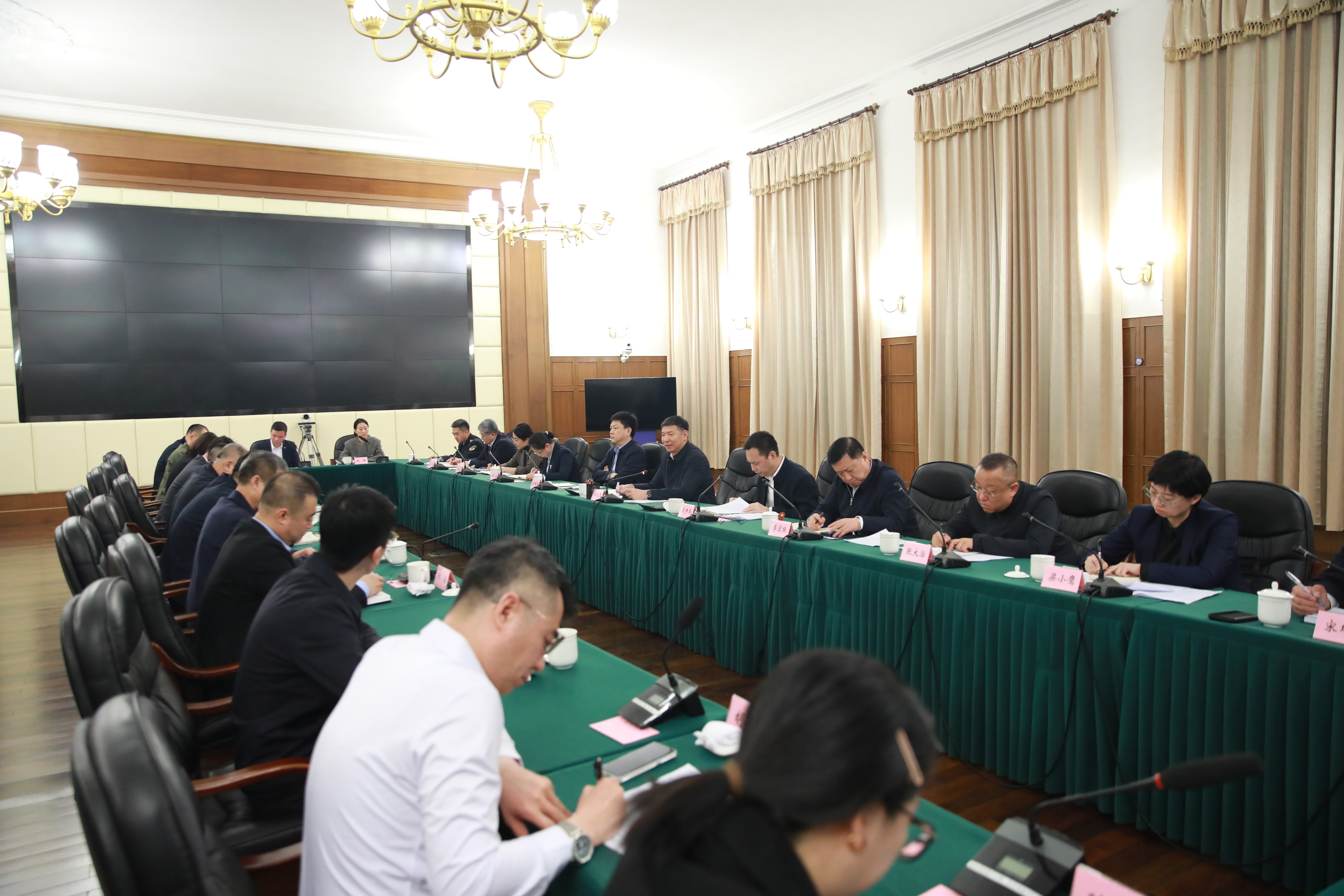 鞍山市商贸领域企业家座谈会召开。
