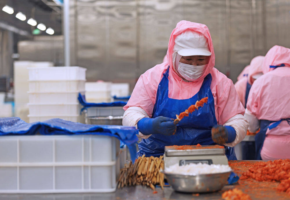 3月11日，在鞍山丰盛食品有限公司，工人在车间加工处理鸡肉串。