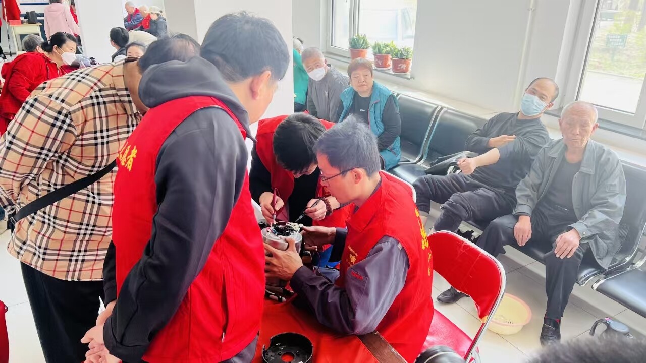 社企联手开展志愿服务活动。