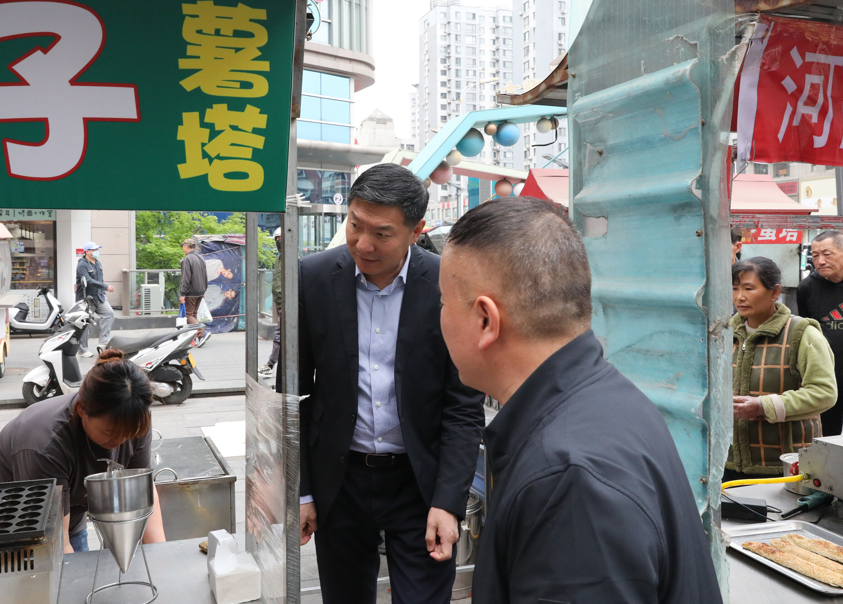 市委书记王忠昆到立山百年老街检查安全生产工作。