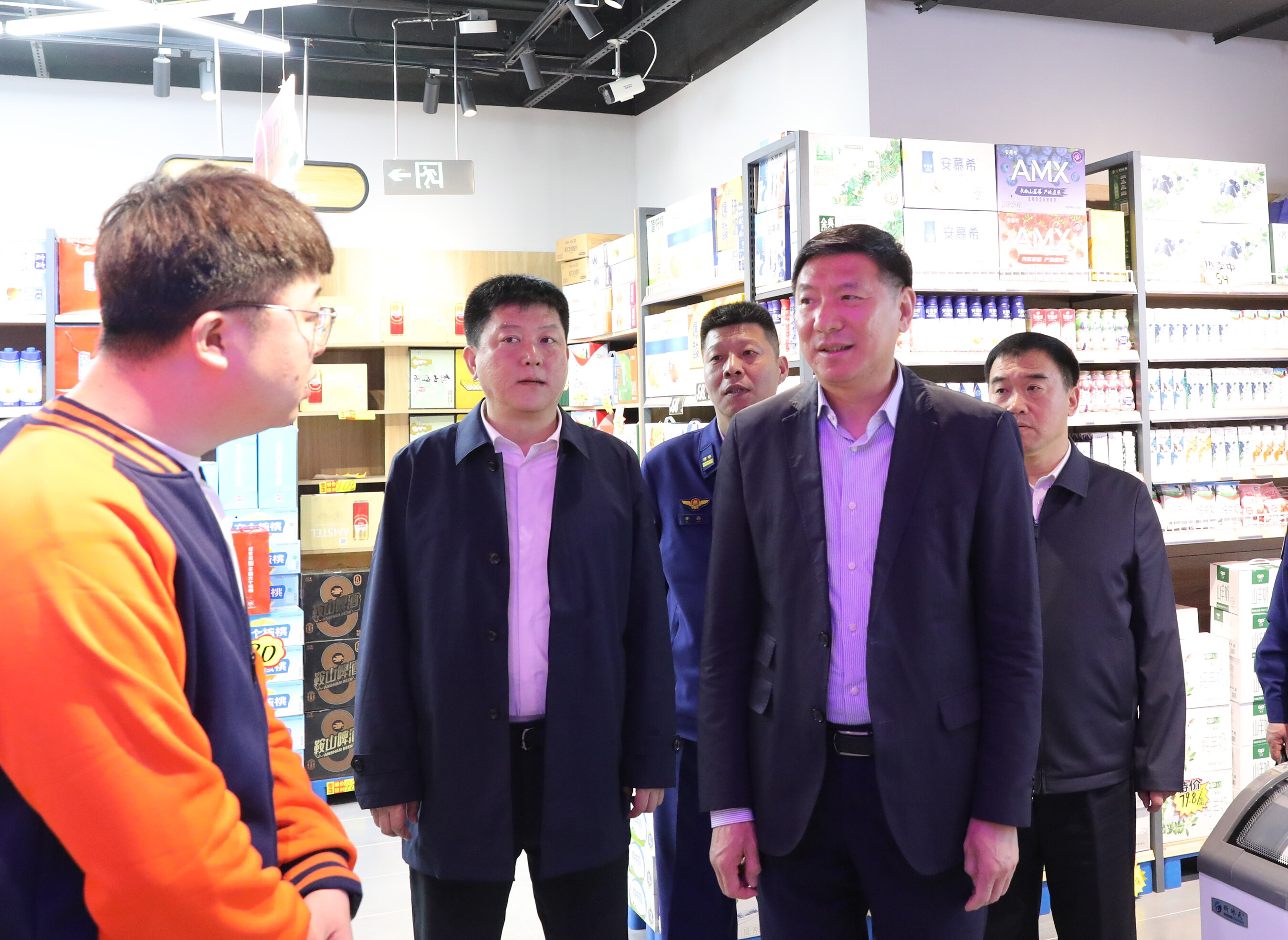 市委书记王忠昆到三诚生活超市检查安全生产工作。