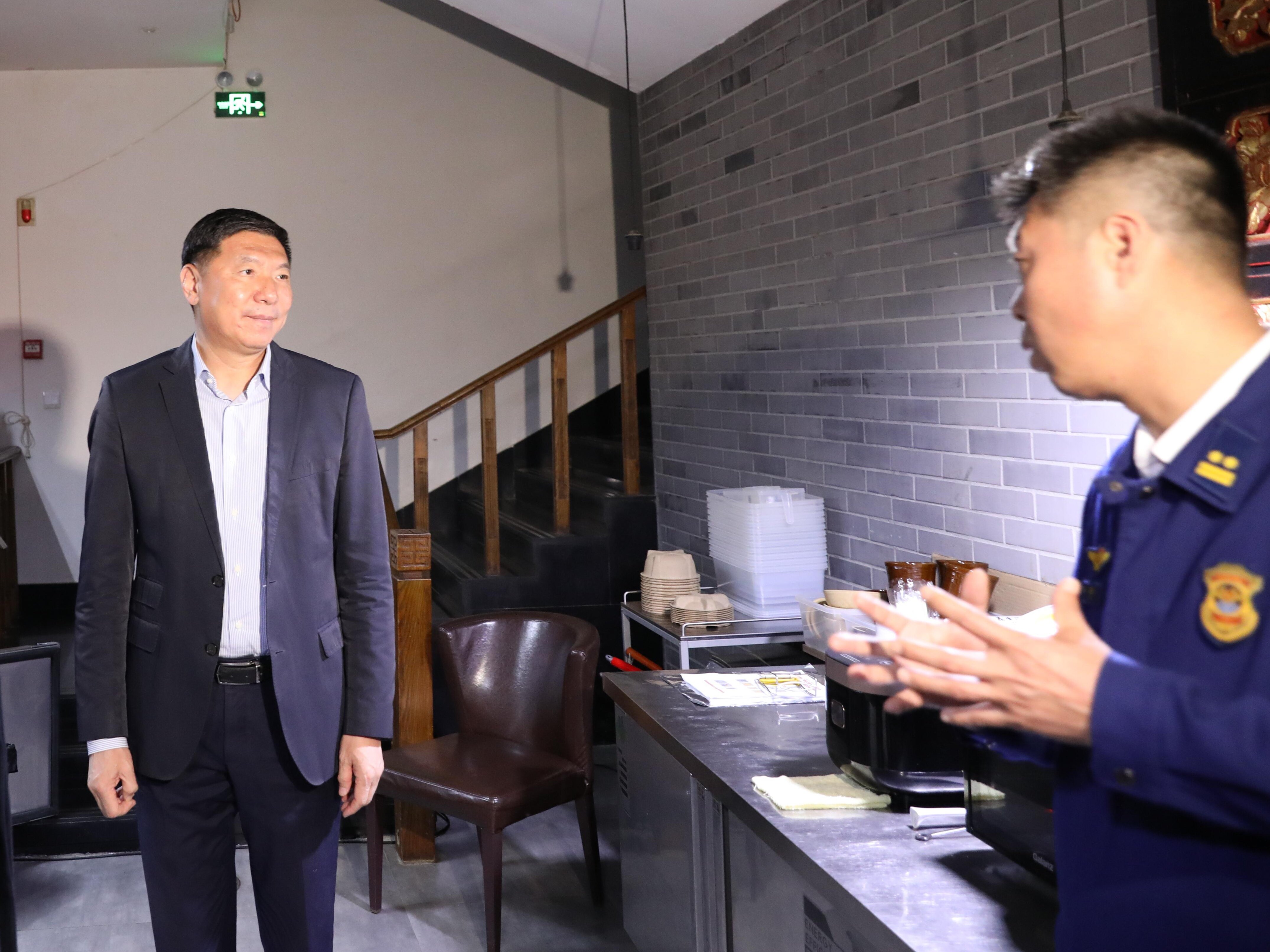 市委书记王忠昆到裕尊商务公馆检查安全生产工作。