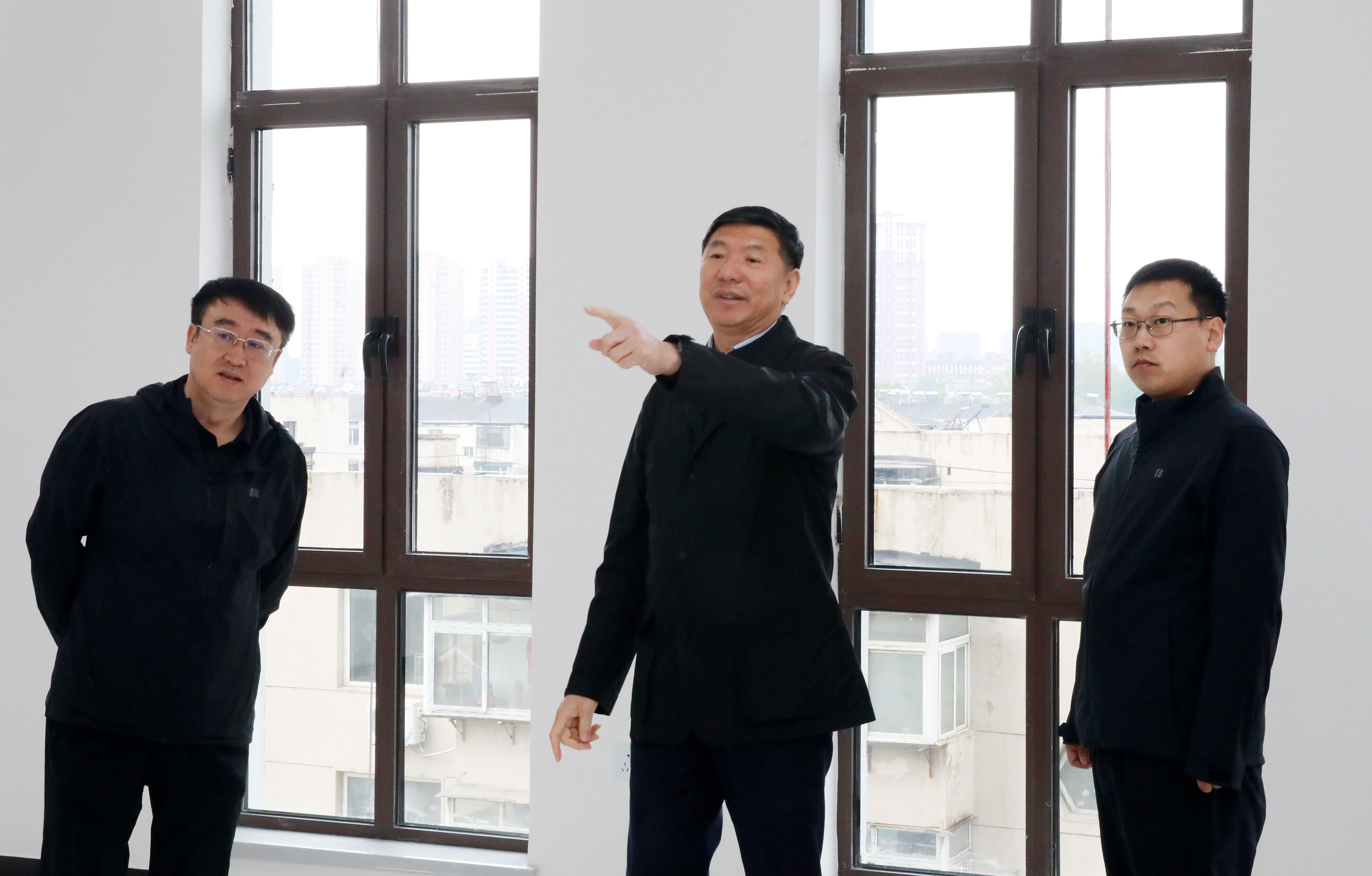 王忠昆到原交警指挥中心项目现场调研。