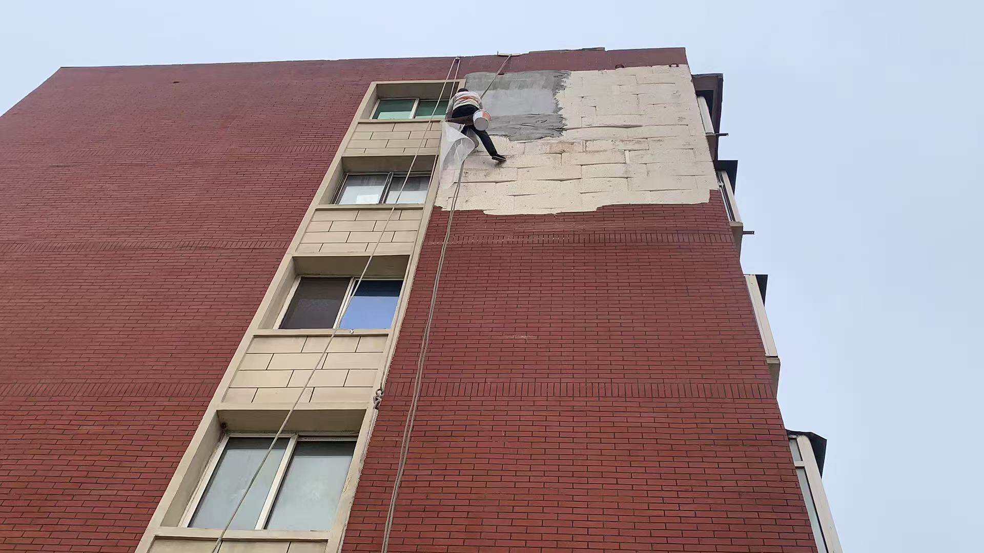 对脱落墙面进行维修。
