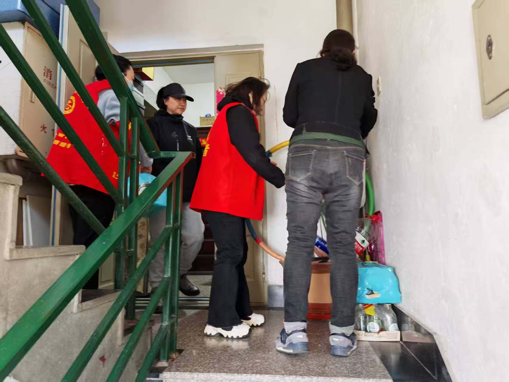 针对高层建筑启动楼道堆物集中清理。