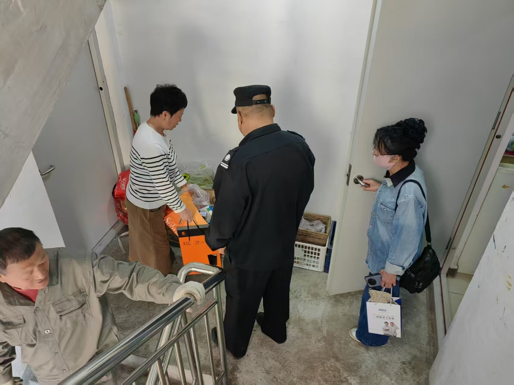 针对高层建筑启动楼道堆物集中清理。