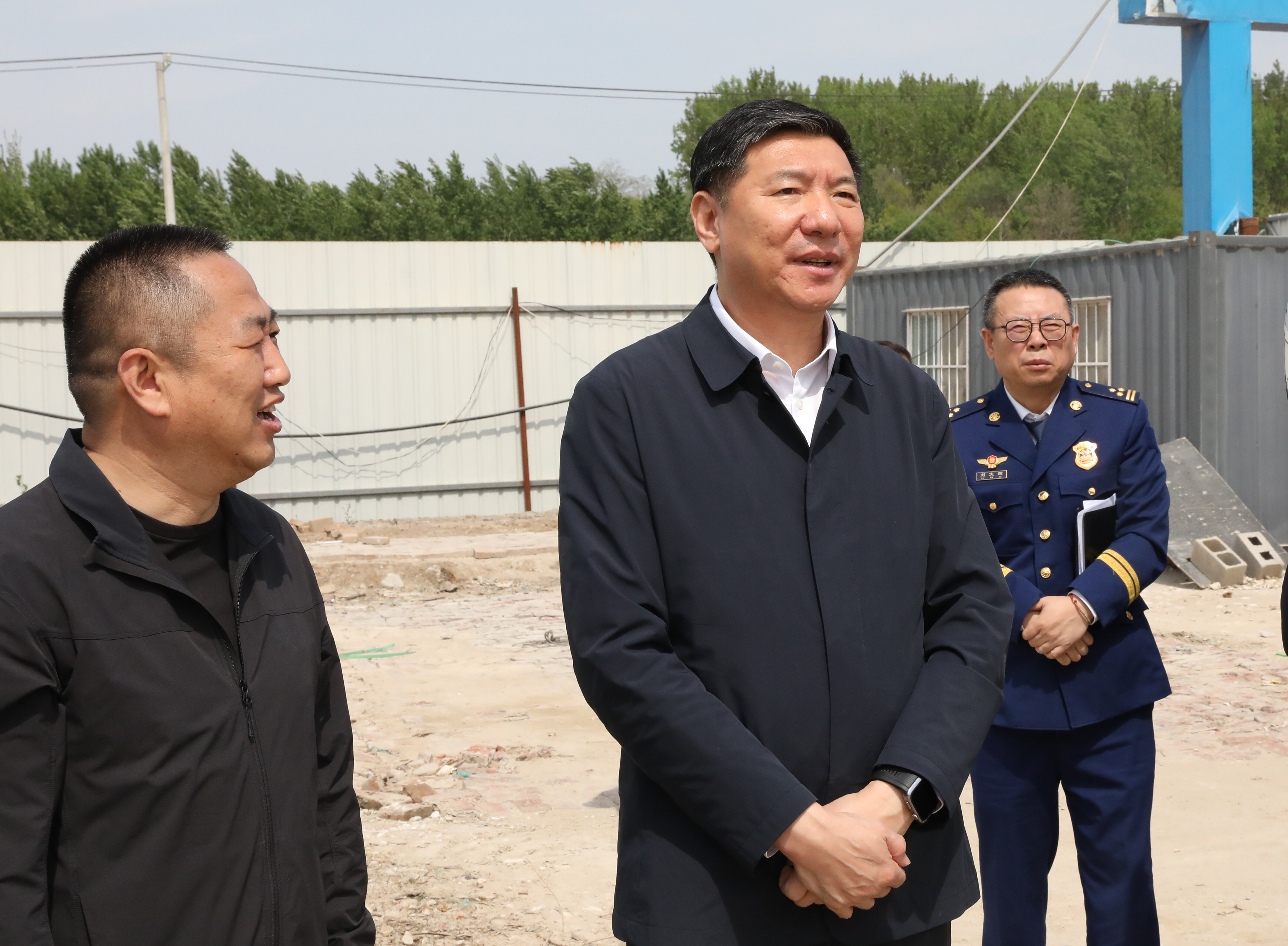 王忠昆到海城市环菱镁制品制造有限公司调研督导。