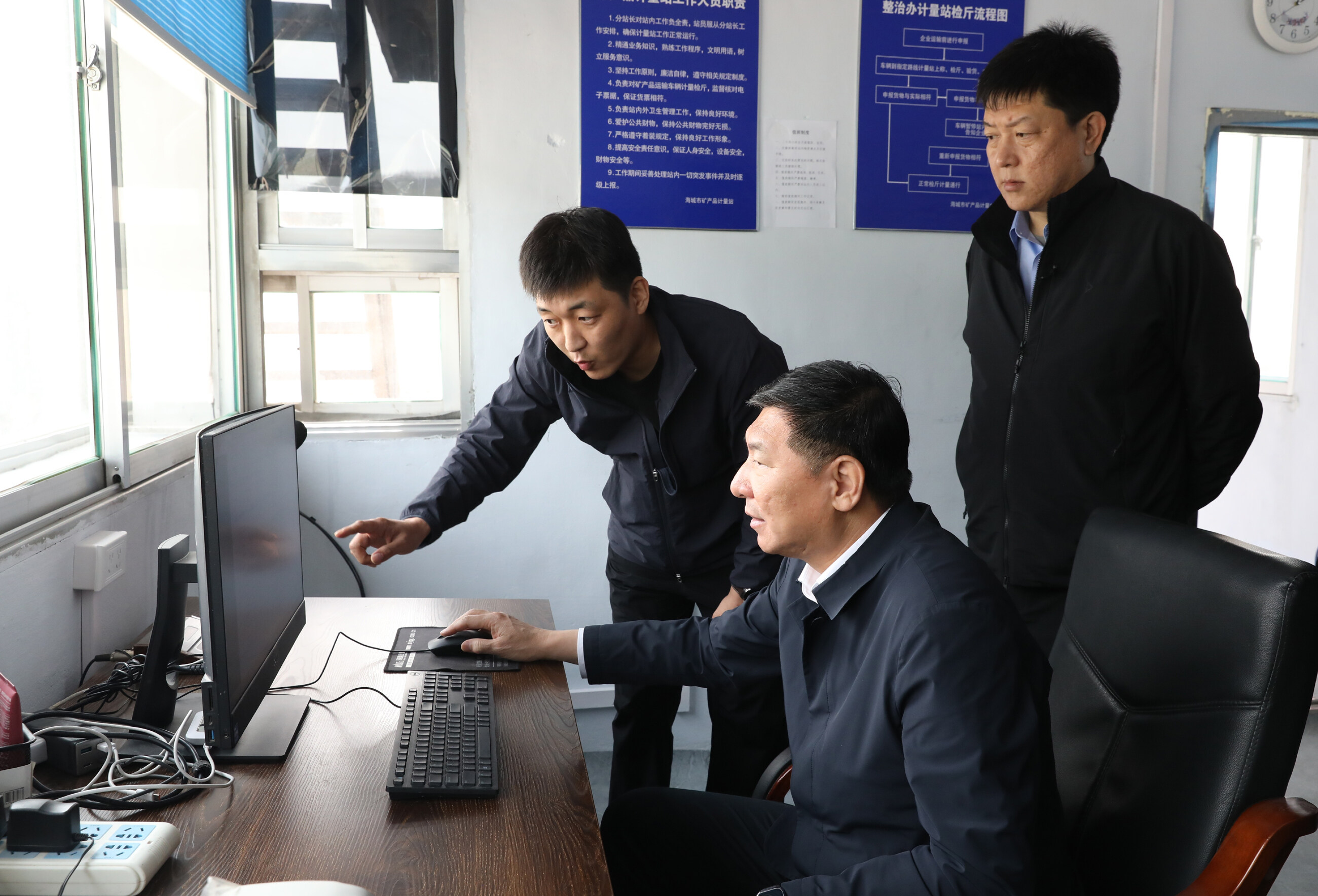 王忠昆到海城镁矿集团有限公司出口计量站调研督导。