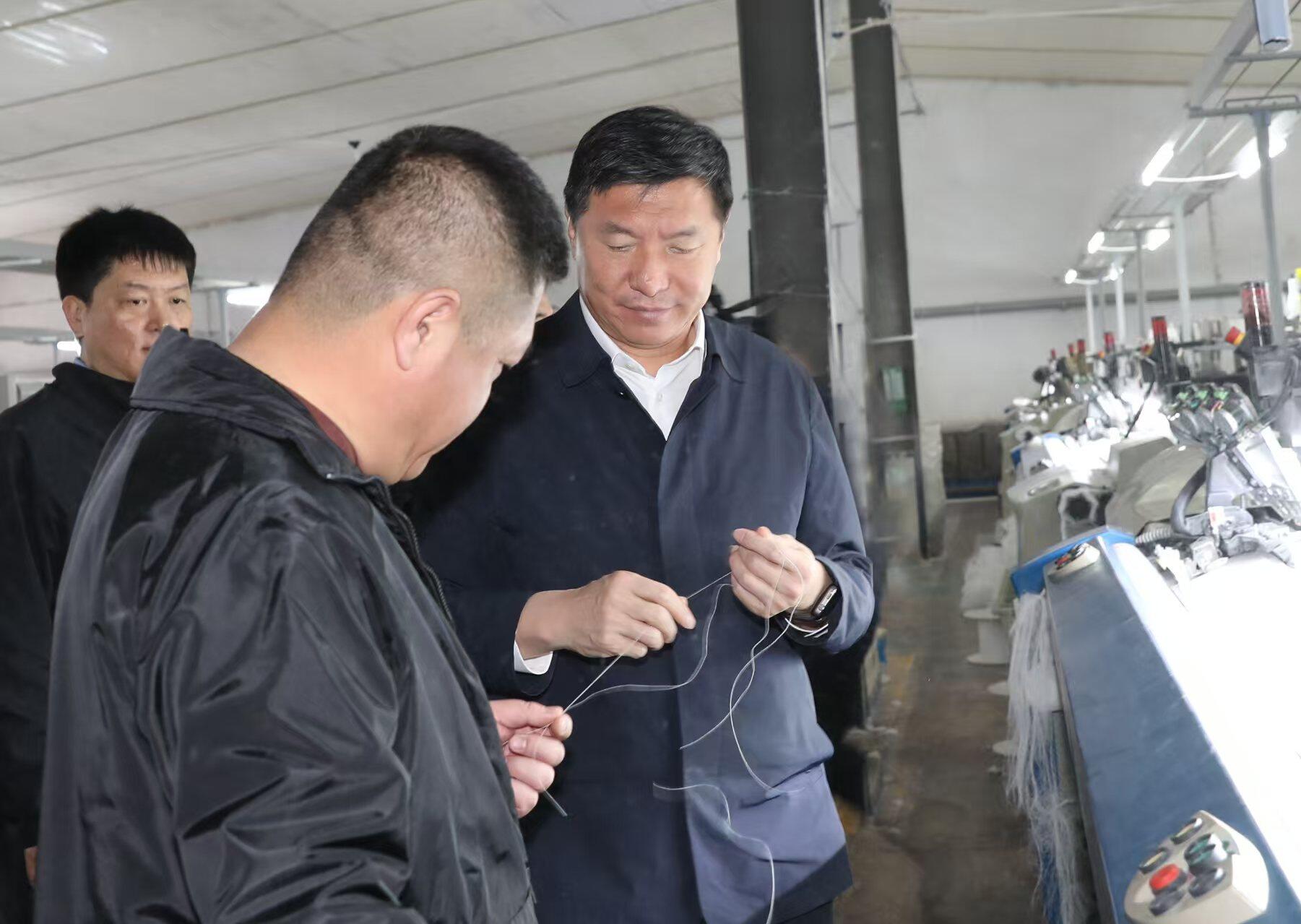 王忠昆到海城市鑫泰树脂衬有限公司调研督导。