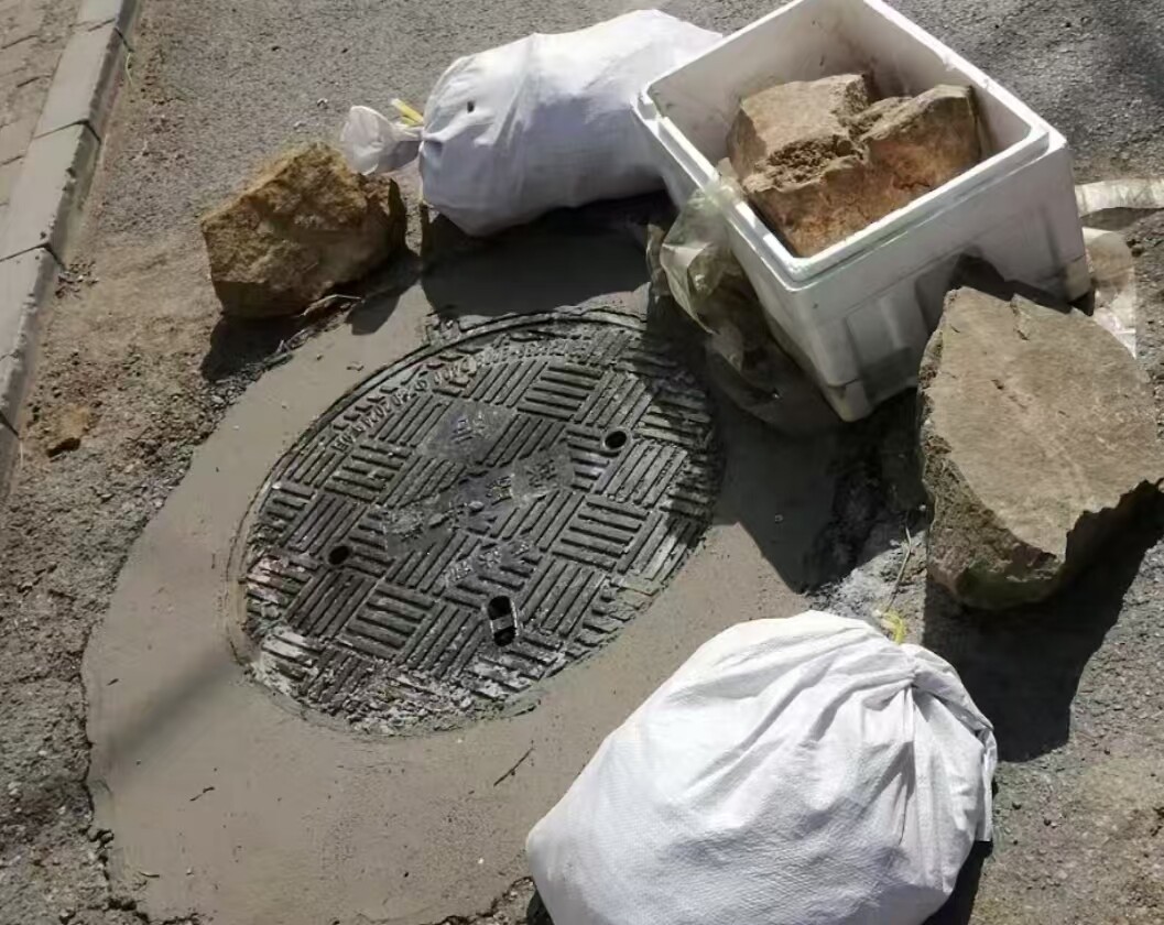 修复井盖。
