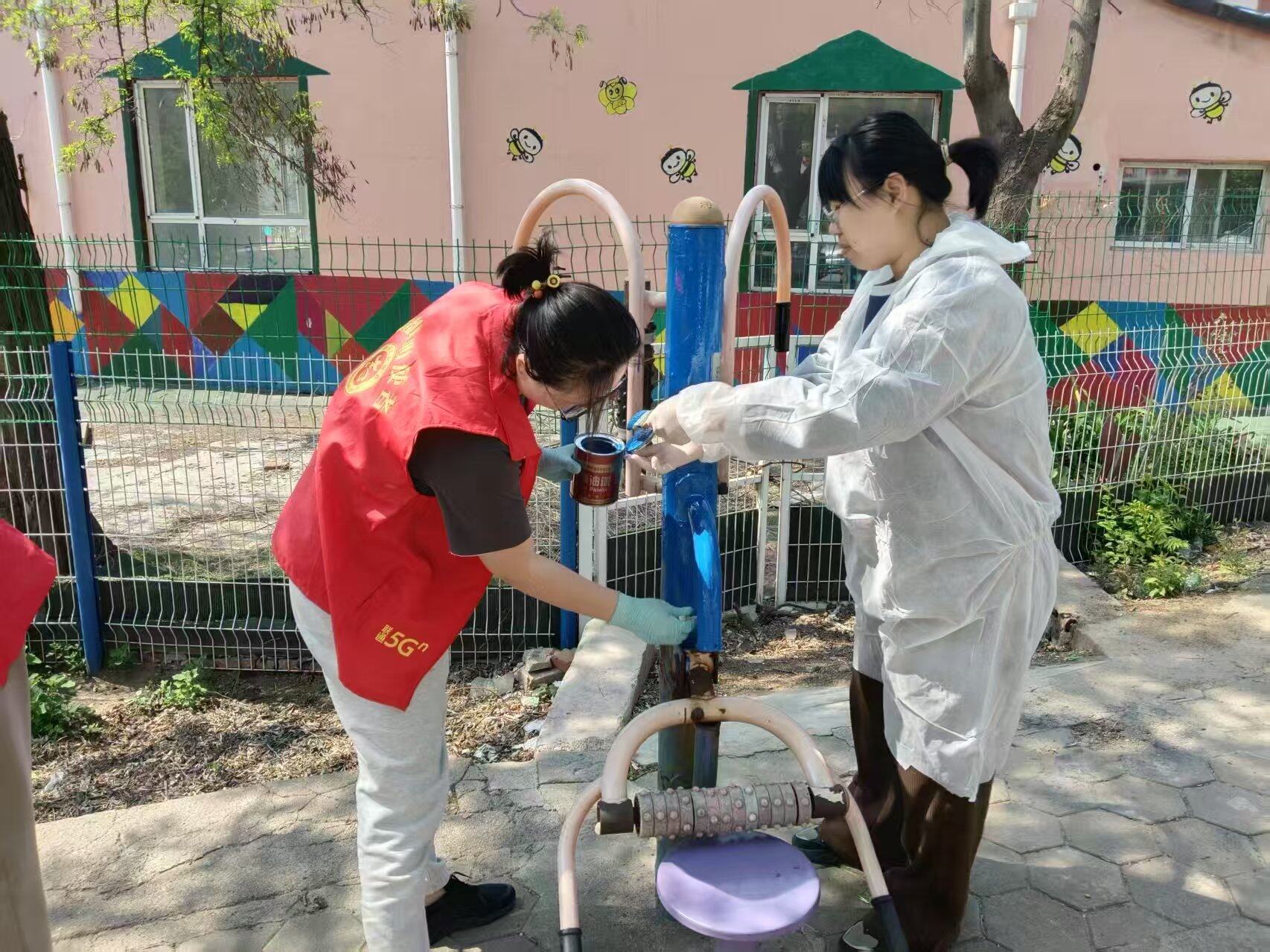 对健身器材进行粉刷维护。