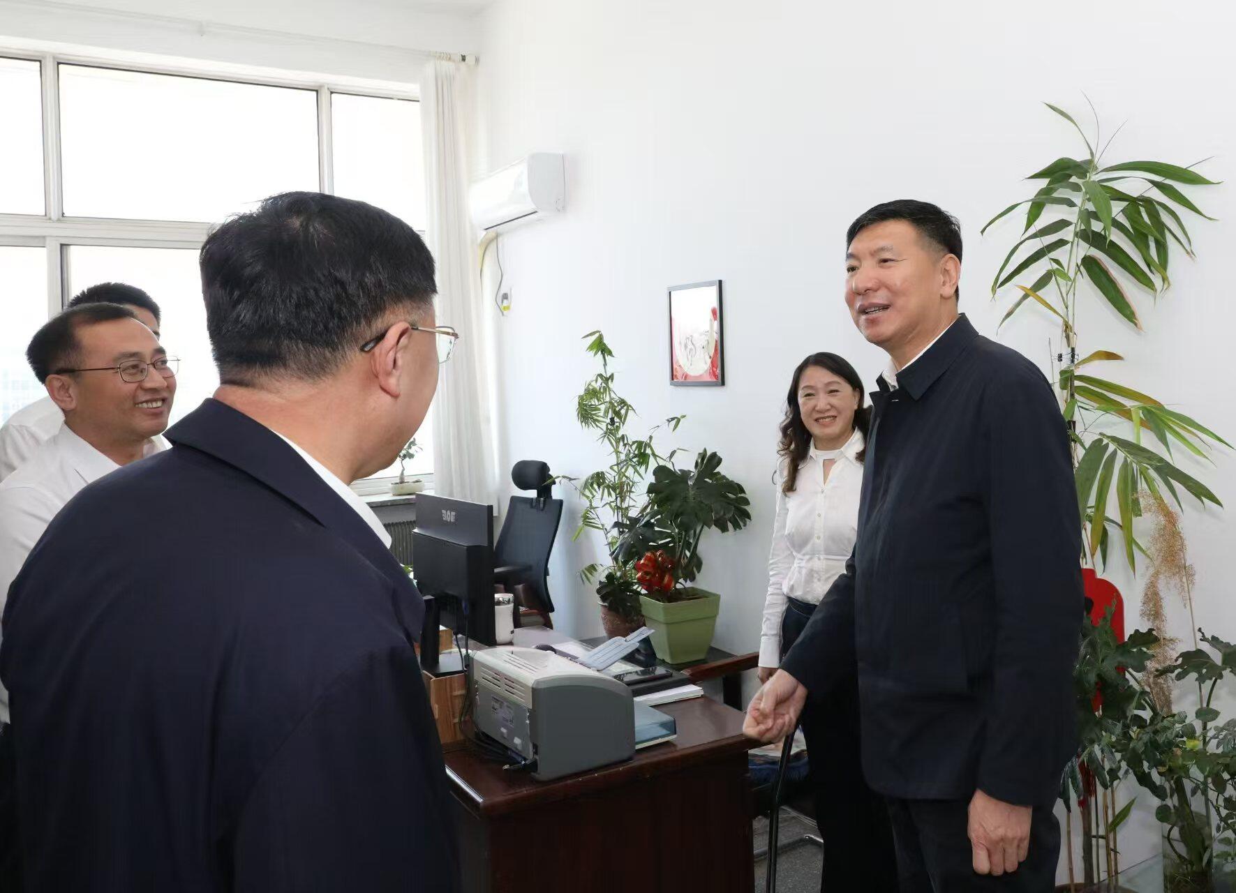 市委书记王忠昆到市委宣传部调研。