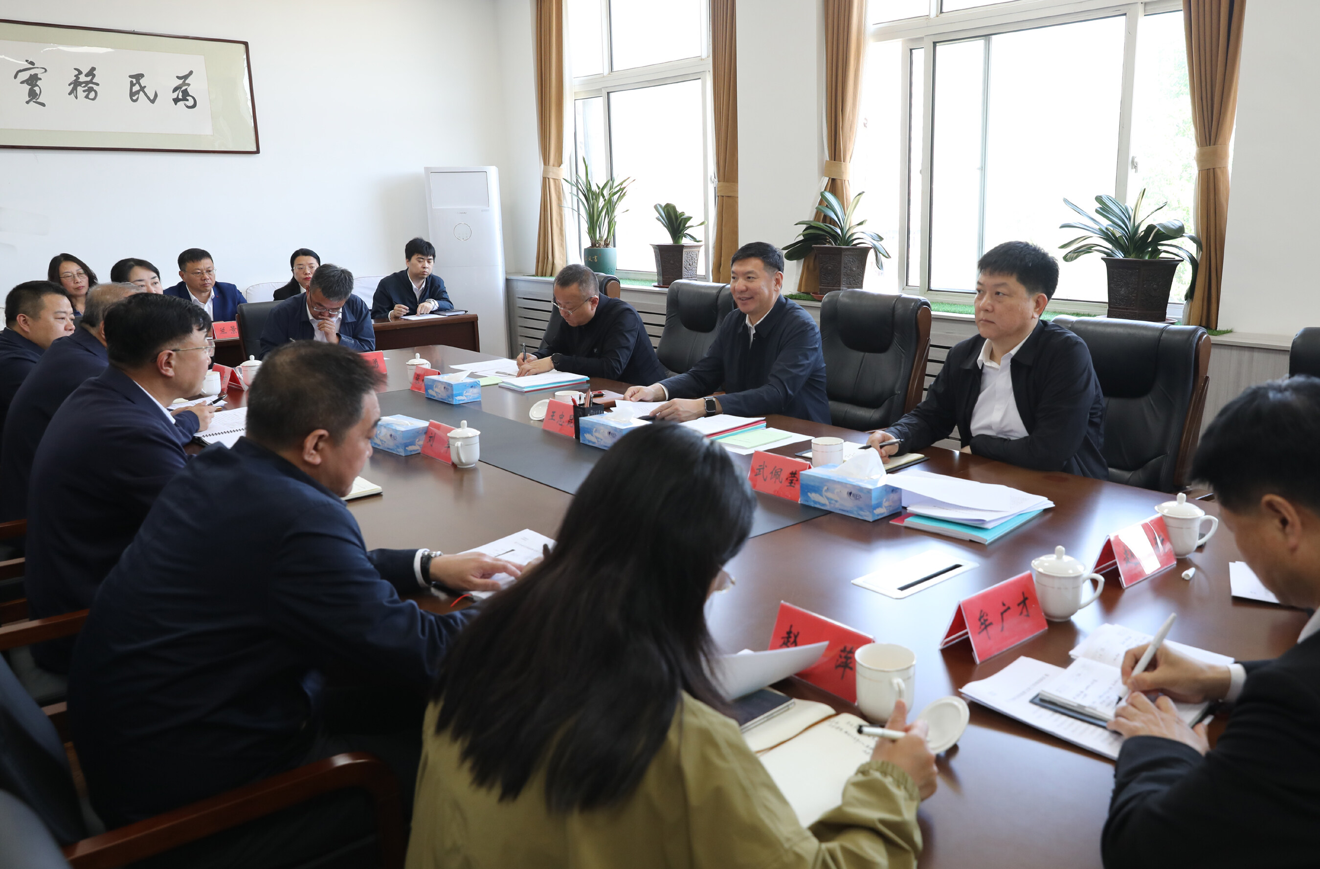市委书记王忠昆主持召开座谈会。
