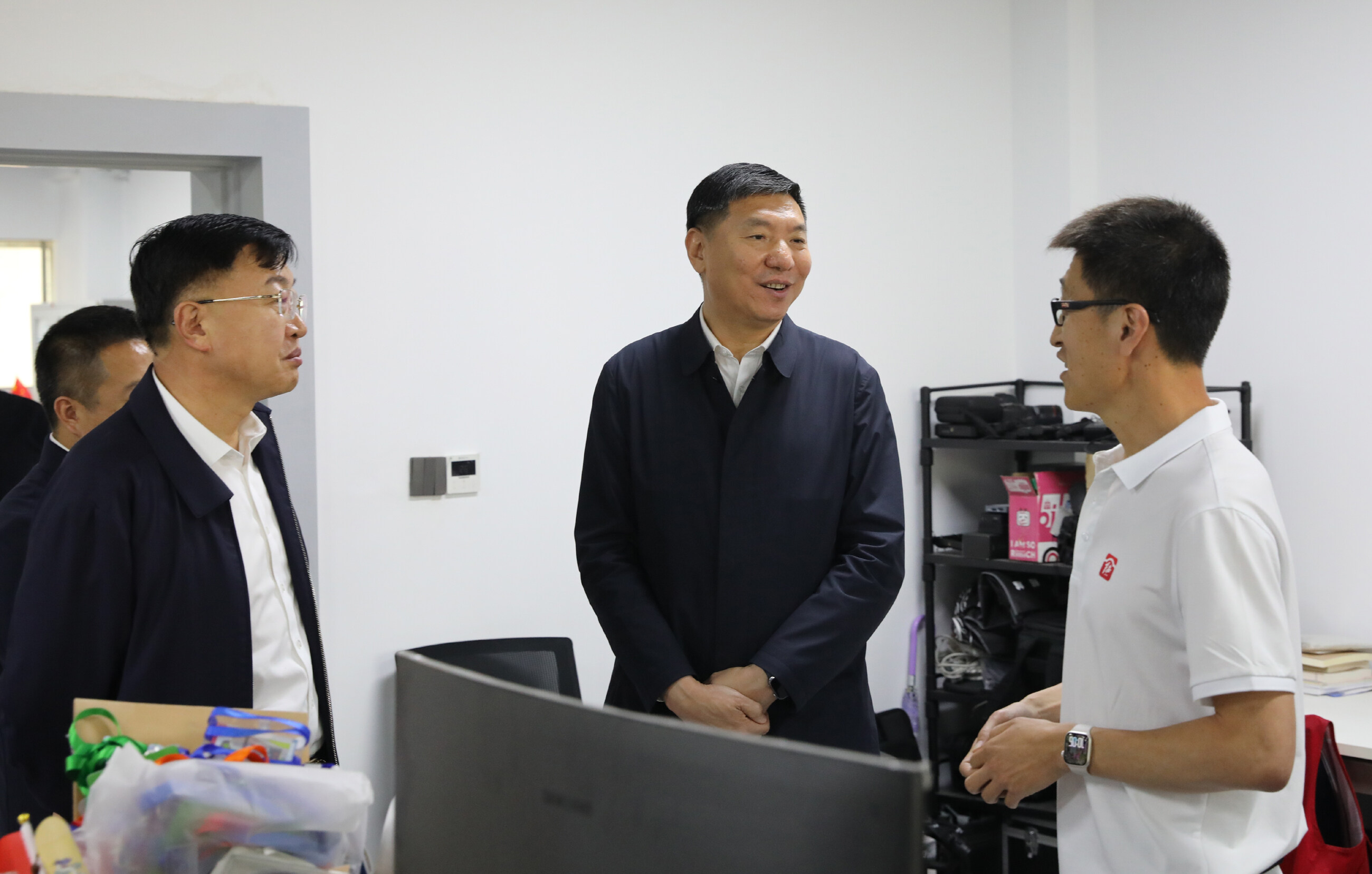 市委书记王忠昆到市新闻传媒中心调研。
