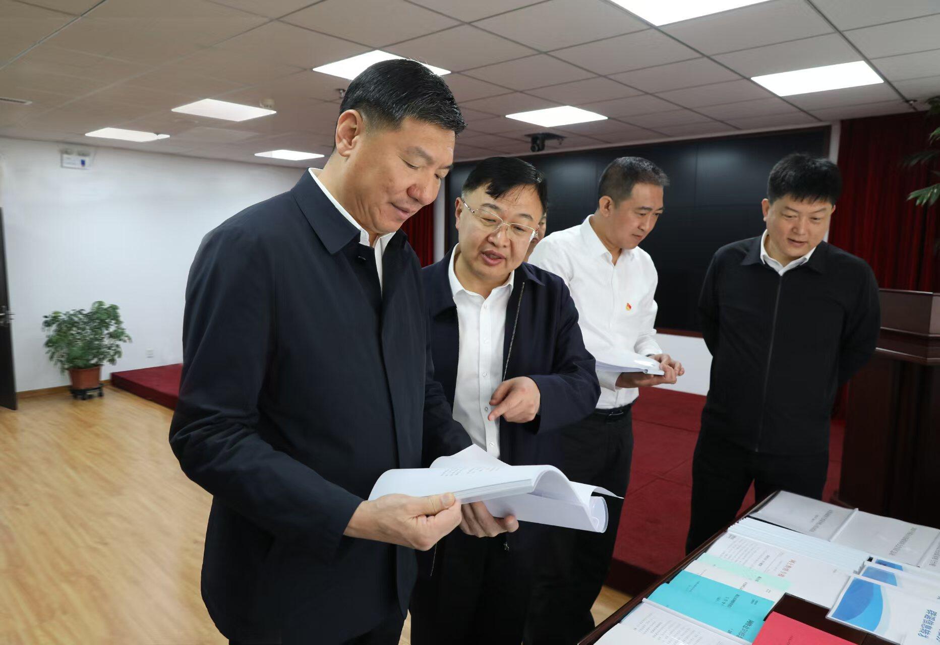 市委书记王忠昆到市委网信办调研。
