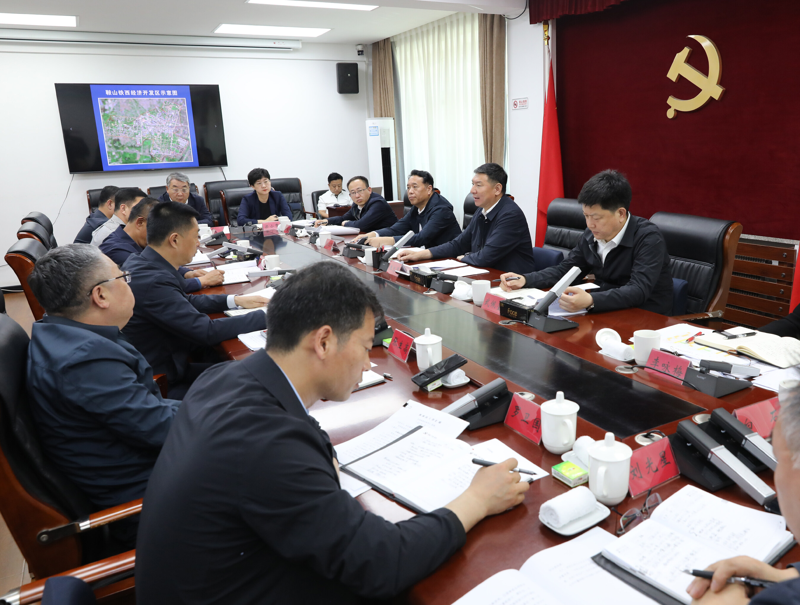王忠昆主持召开座谈会。