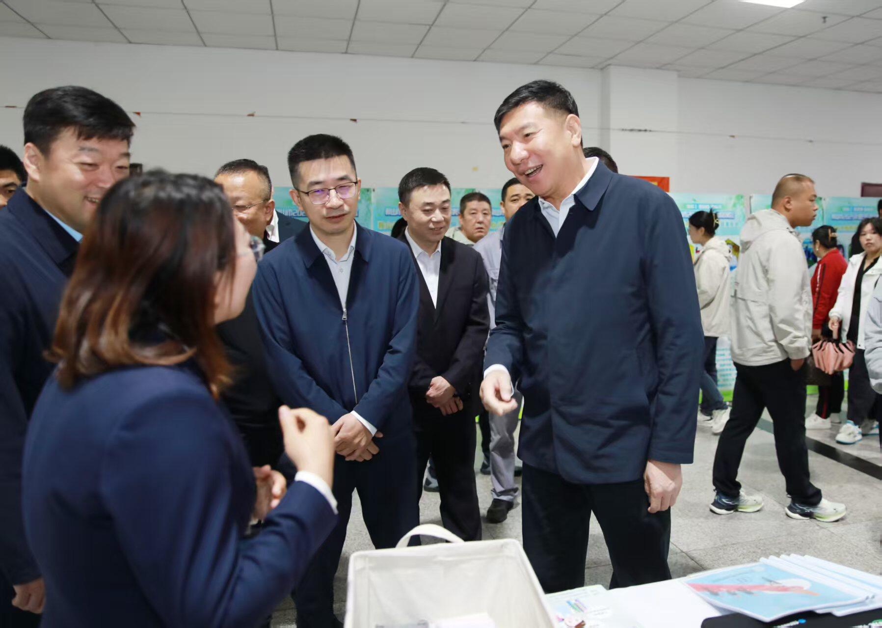 王忠昆参观人力资源服务机构招聘专区，与企业负责人互动交流。