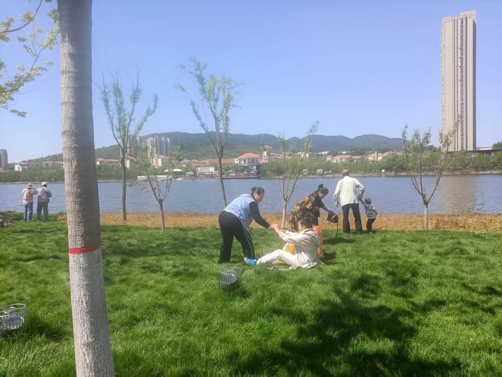 提醒市民，爱护草坪，避免踩踏行为