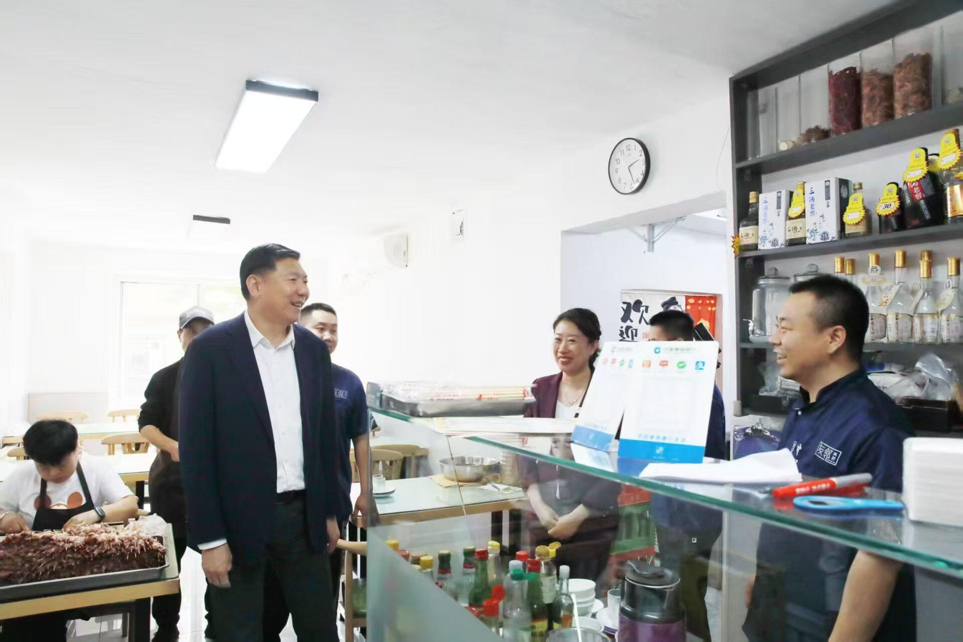 王忠昆随机走进烧烤店检查燃气用具、电器设备等。