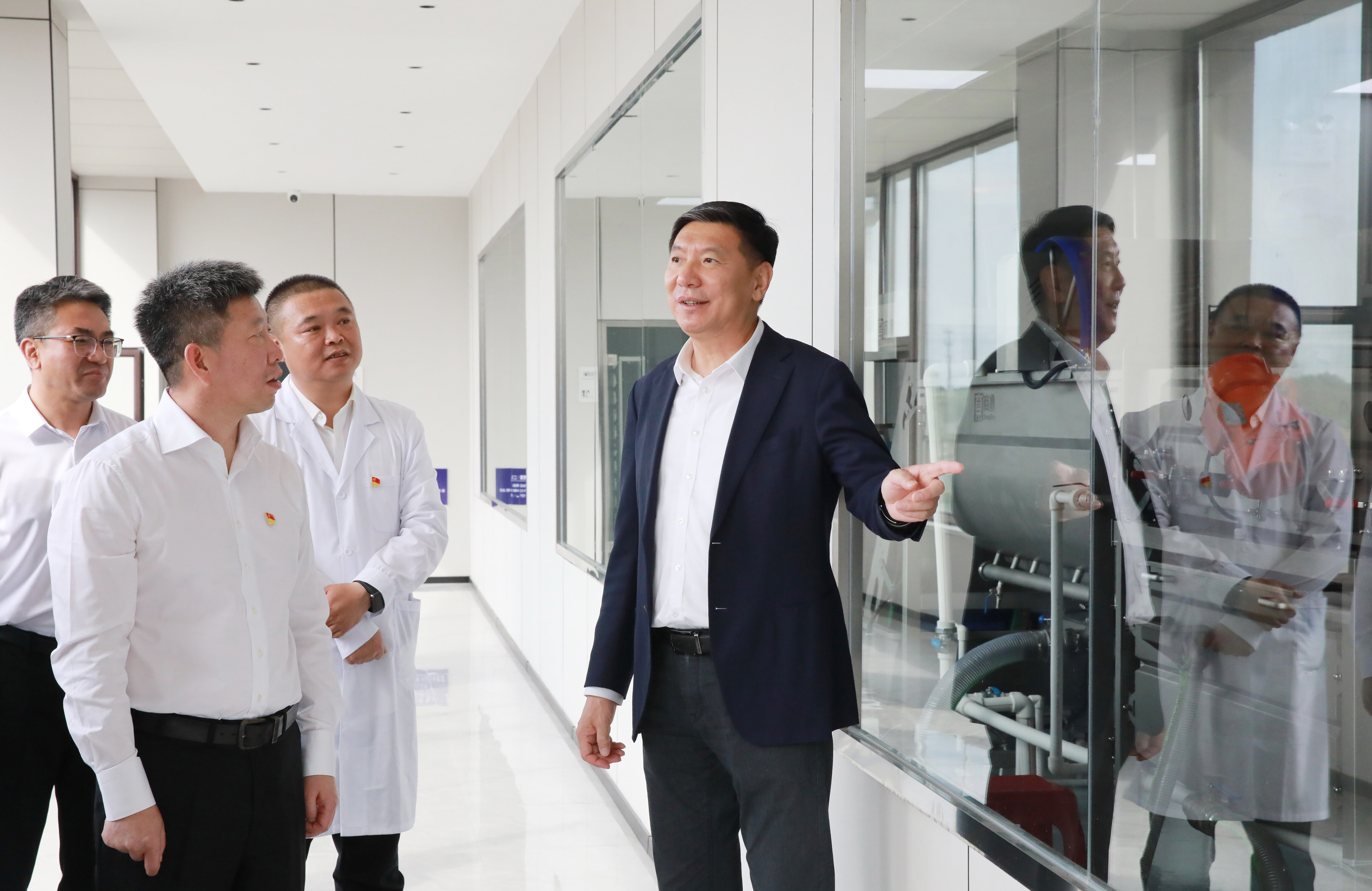 王忠昆到立服后勤服务有限公司调研。