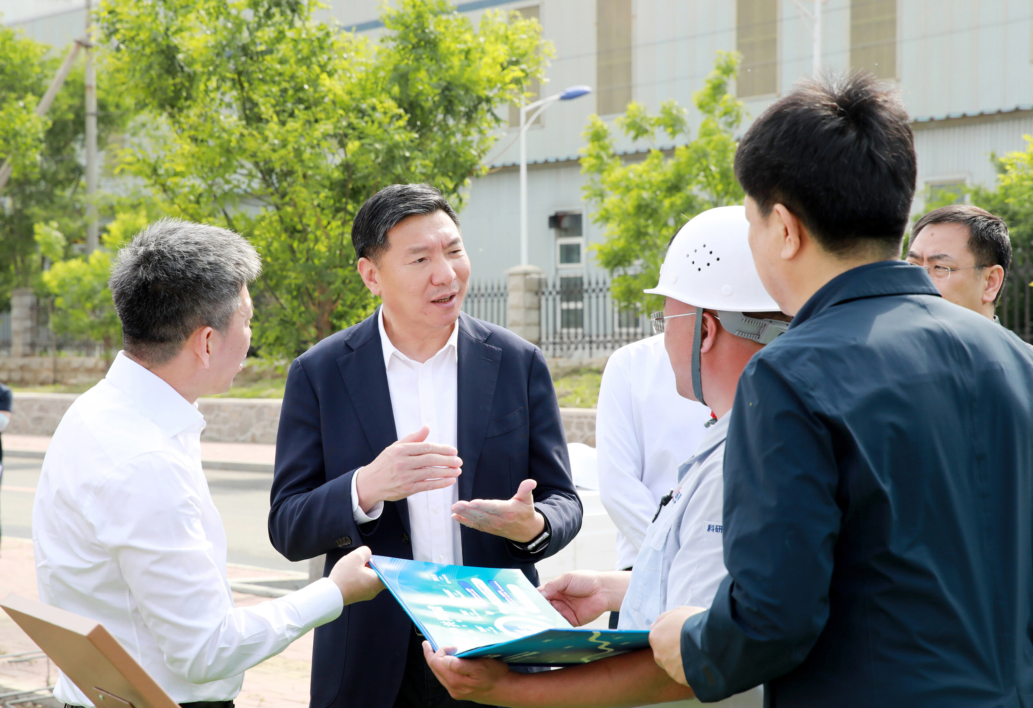王忠昆到铭建金属材料中试科研基地项目现场调研。
